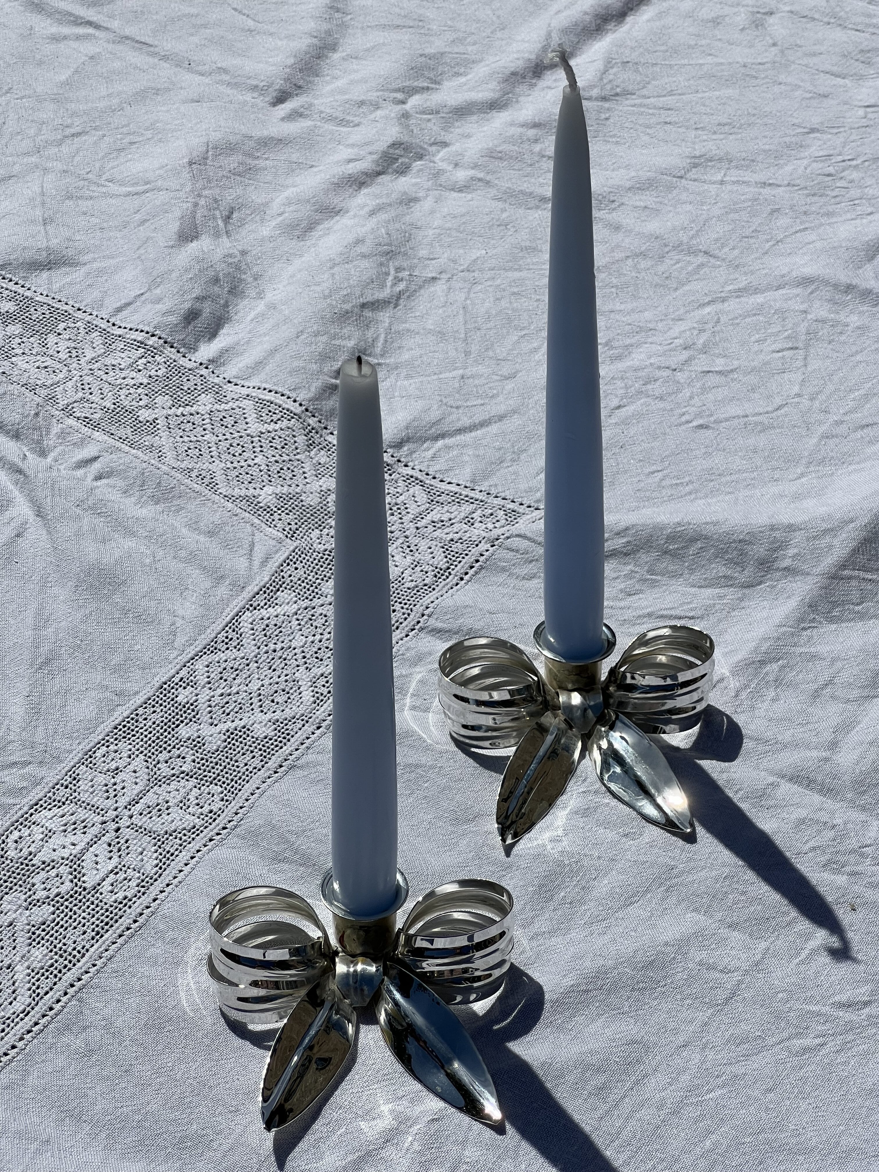 Pair of bow-shaped candle holders in silver stainless steel – Studio Hafnia design