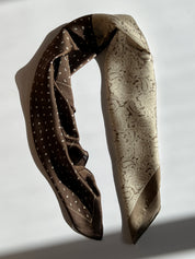 Brunt Tørklæde med Hvidt og Sort Mønster | 70 x 70 cm Studio Hafnia