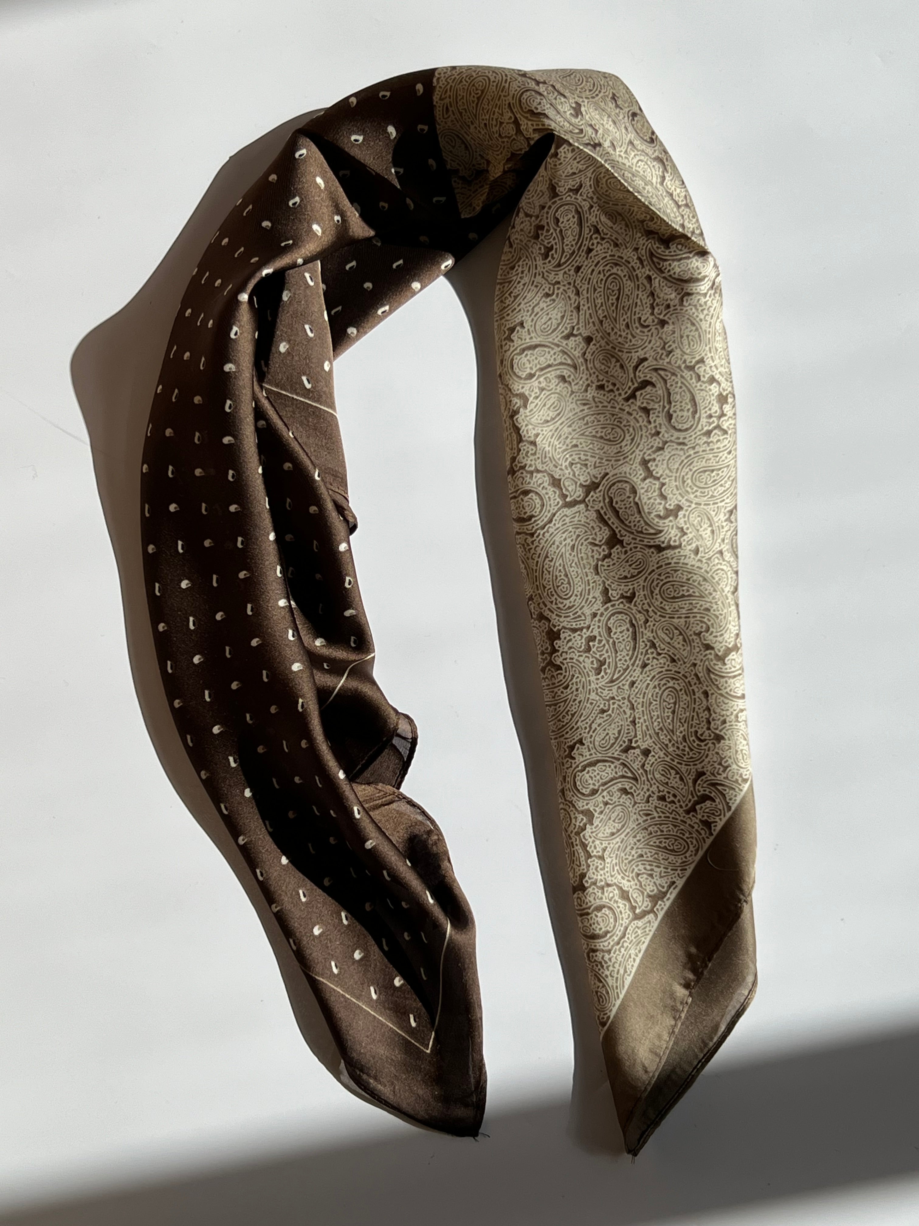 Brunt Tørklæde med Hvidt og Sort Mønster | 70 x 70 cm Studio Hafnia