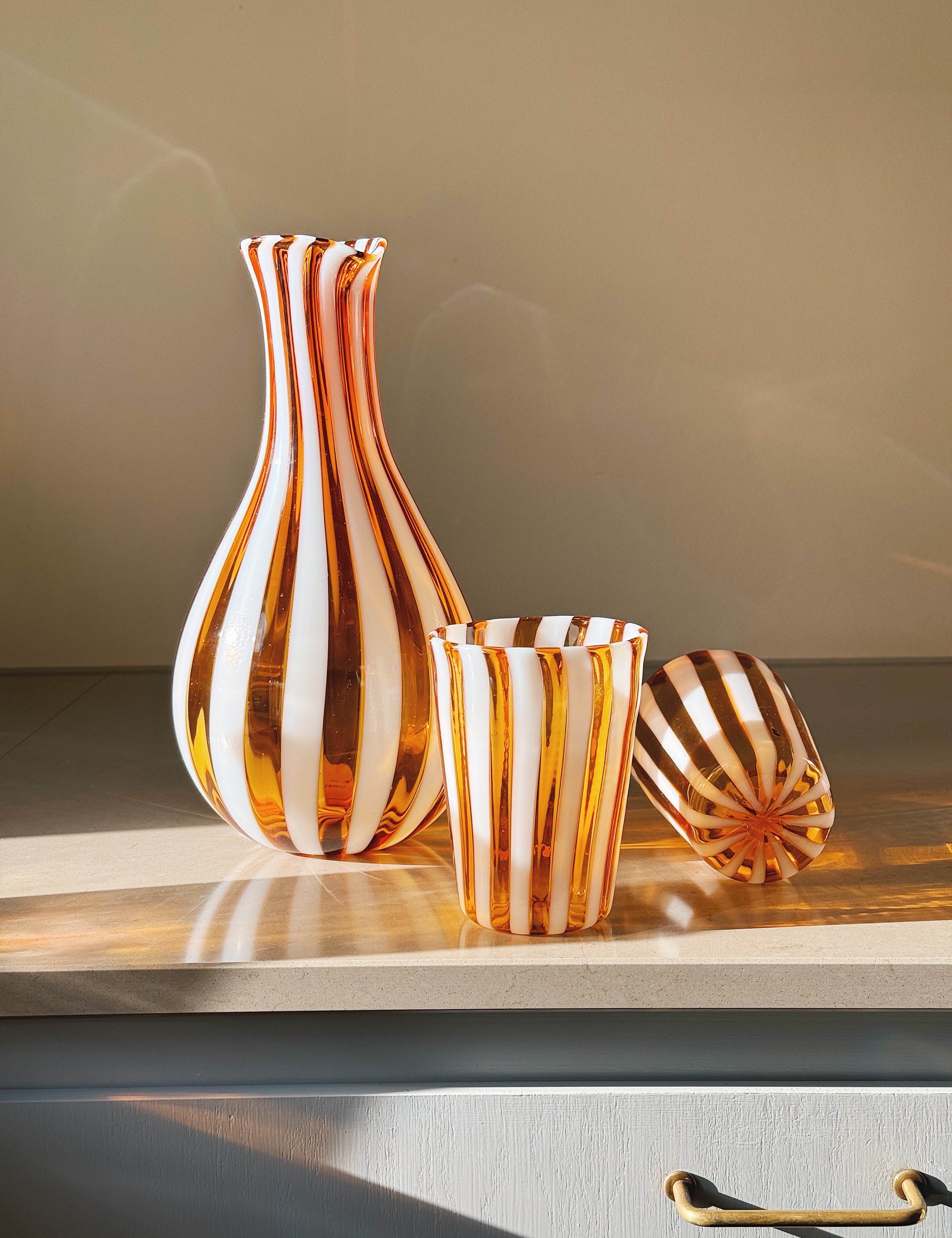Håndblæst Murano Karaffel i glas i Gio Ponti Stil med Lys Saltkaramel og Hvide Striber Murano