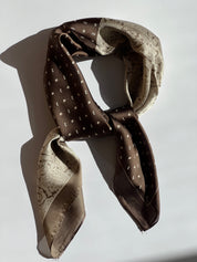 Brunt Tørklæde med Hvidt og Sort Mønster | 70 x 70 cm Studio Hafnia