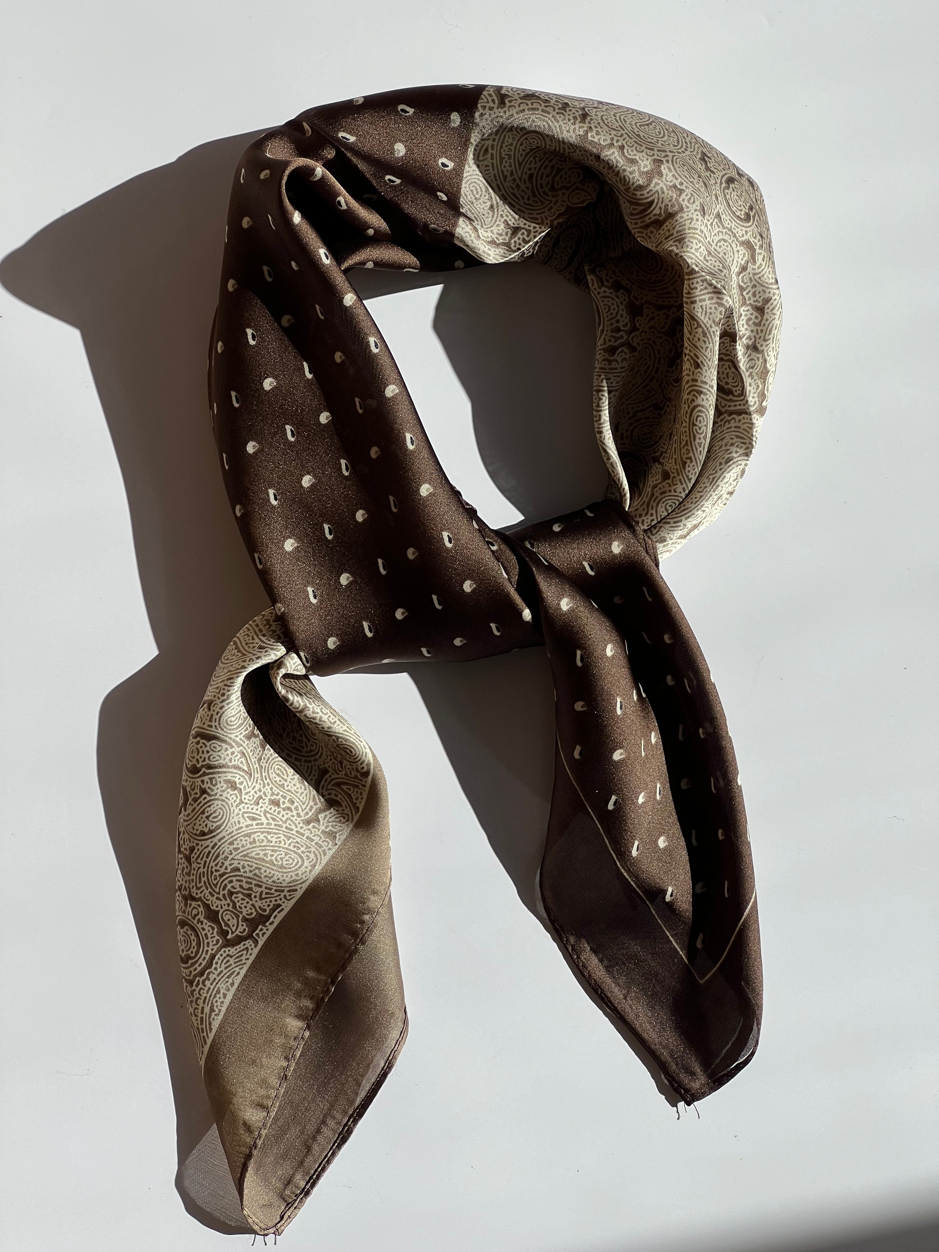 Brunt Tørklæde med Hvidt og Sort Mønster | 70 x 70 cm Studio Hafnia