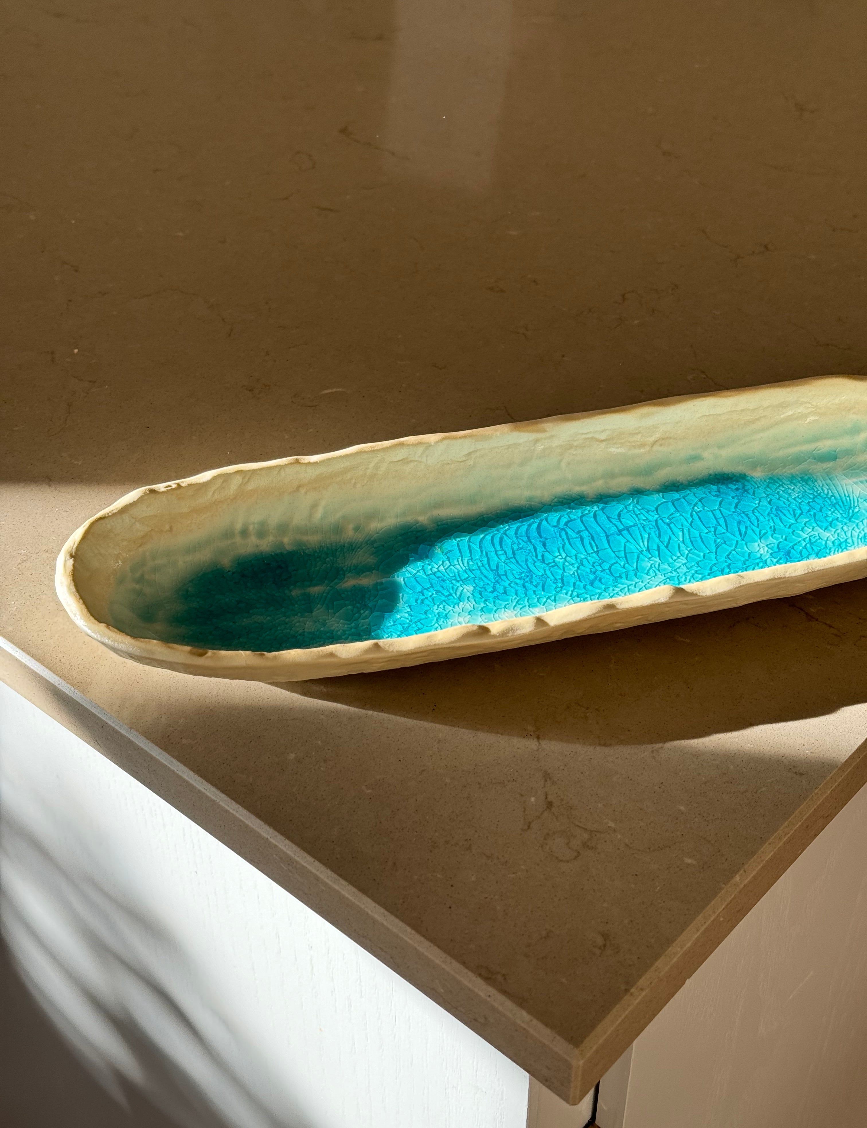 tallerken fra Japan i turkis og sand keramik Studio Hafnia