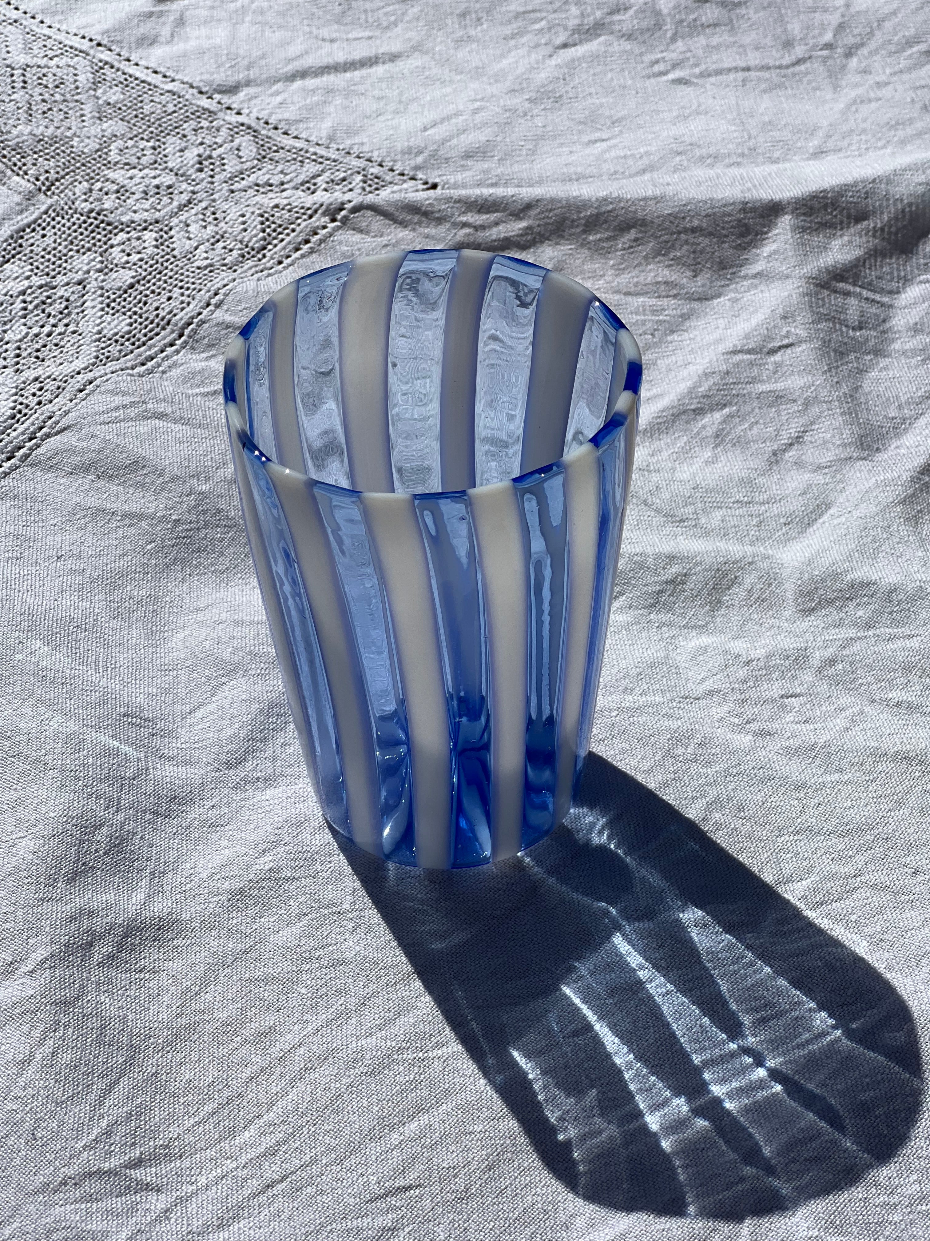 Håndblæst Murano Glas med Lys Blå og Hvide Striber Murano
