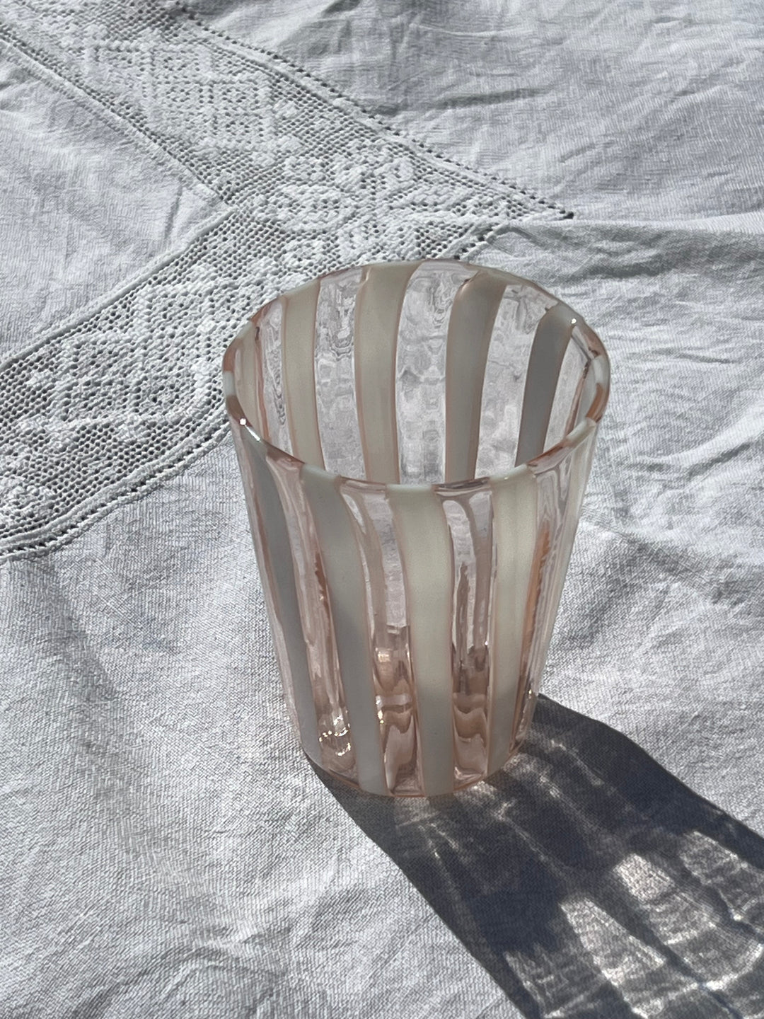 Håndblæst Murano Glas med Lys Pink og Hvide Striber Murano