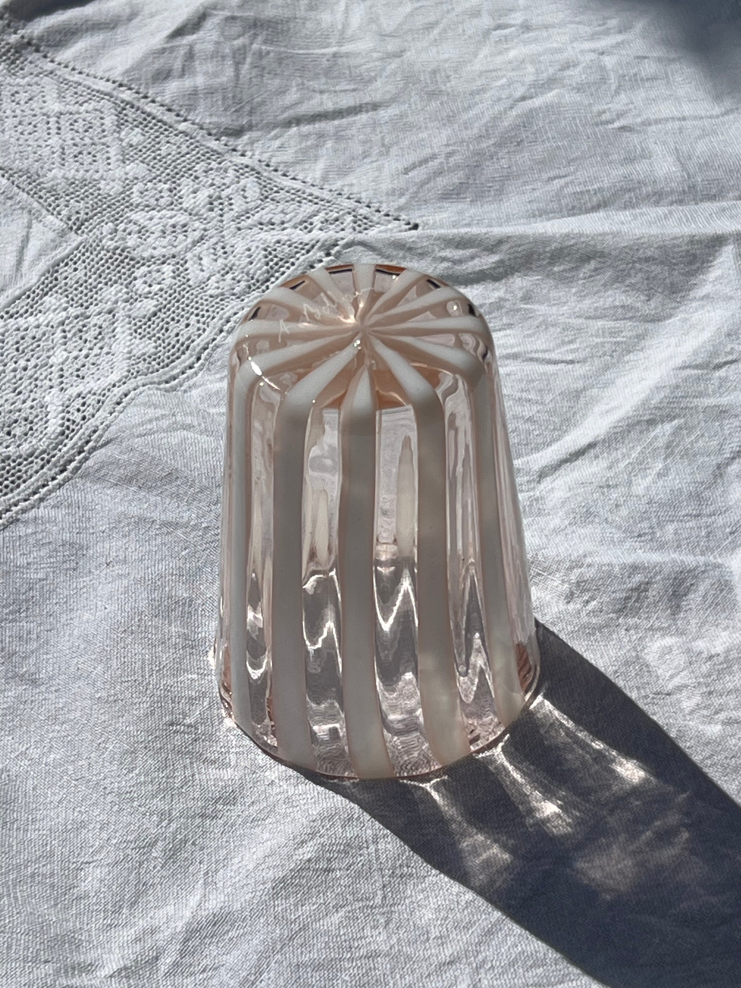 Håndblæst Murano Glas med Lys Pink og Hvide Striber Murano