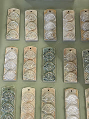 Jacob Laoru | Third Eye: Skulptur med 3 øjne i glaseret stentøjsler i CopperGreen til væggen Studio Hafnia