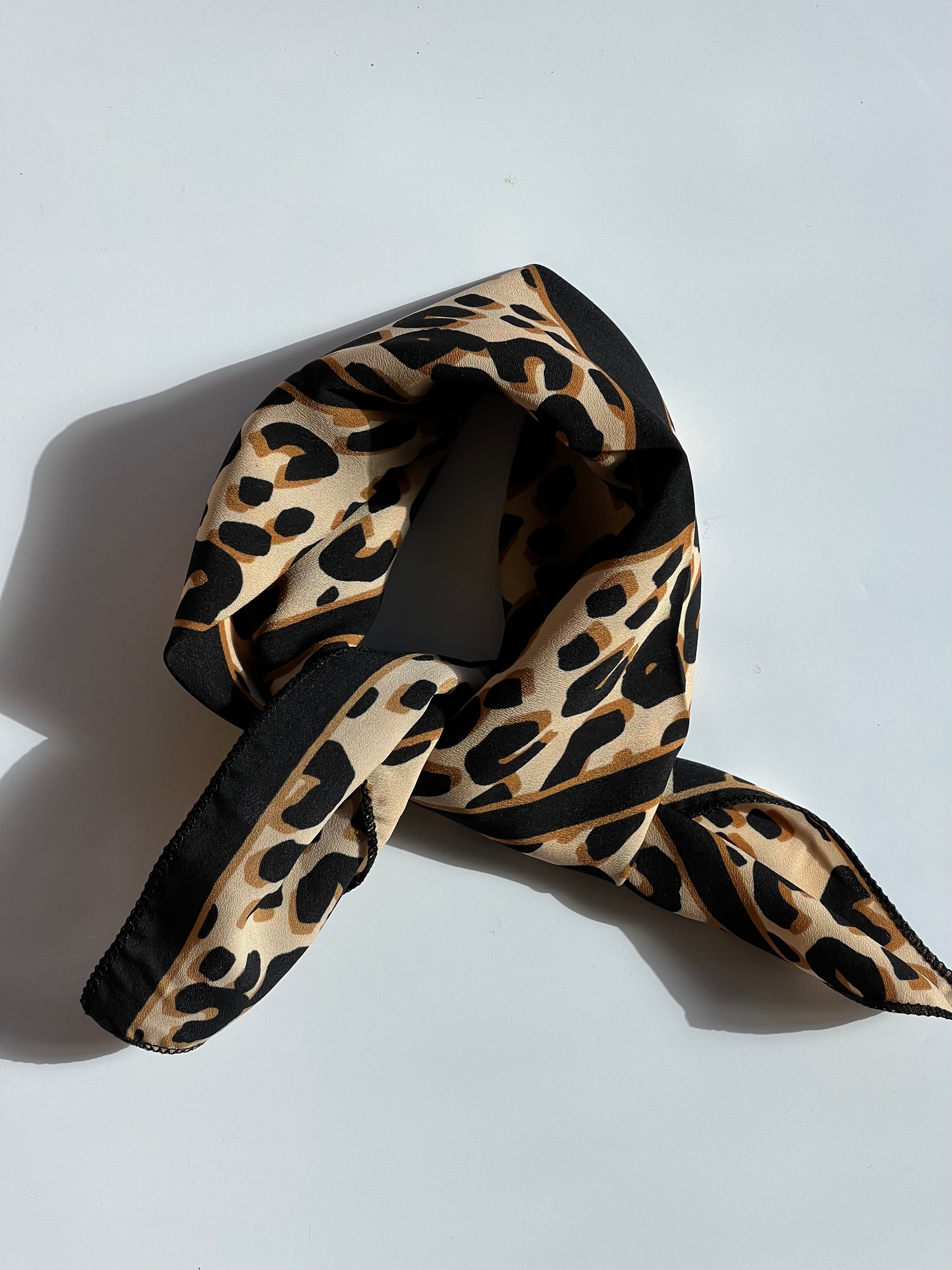 Tørklæde med Sort, Brunt og Beige Mønster | 45 x 50 cm Studio Hafnia