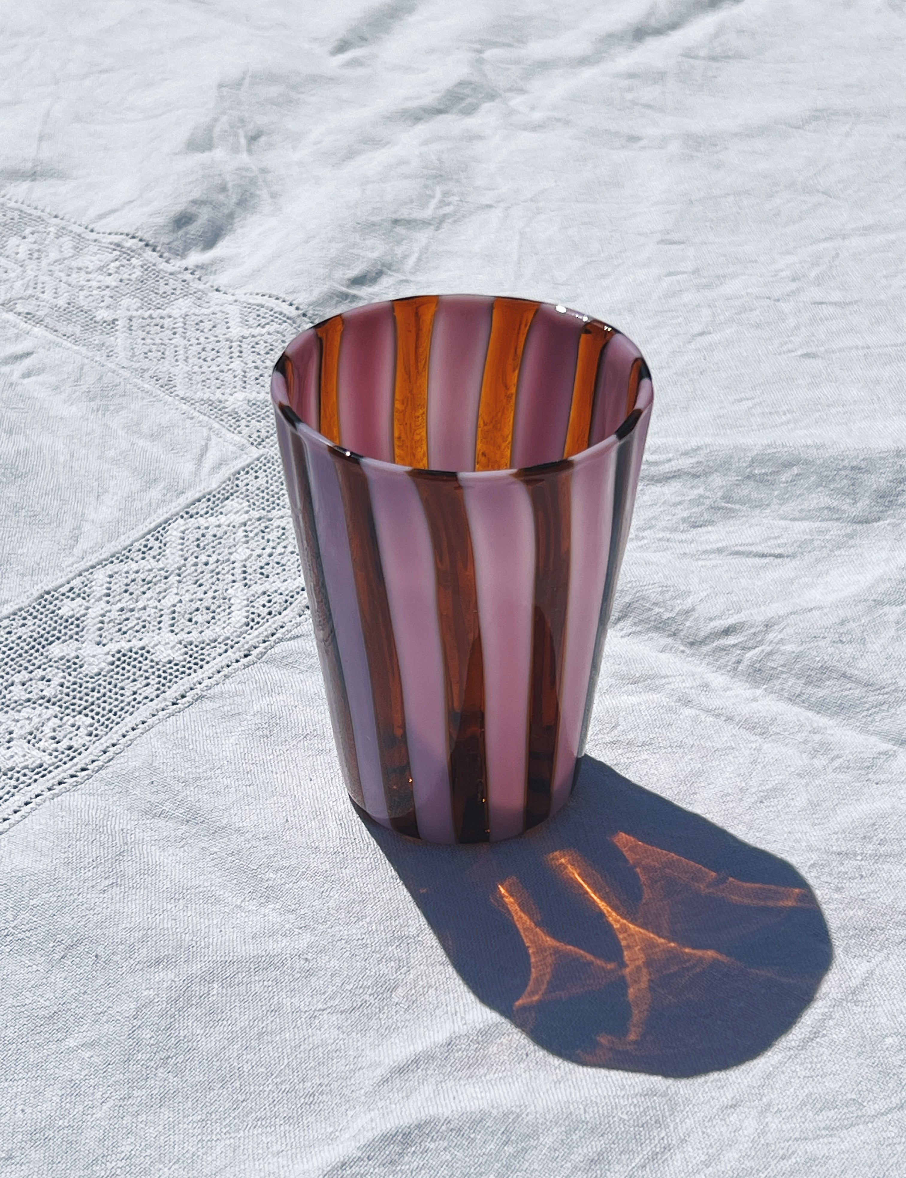 Håndblæst Murano Glas i Gio Ponti Stil med Karamelfarvede og Ametyst Striber Murano