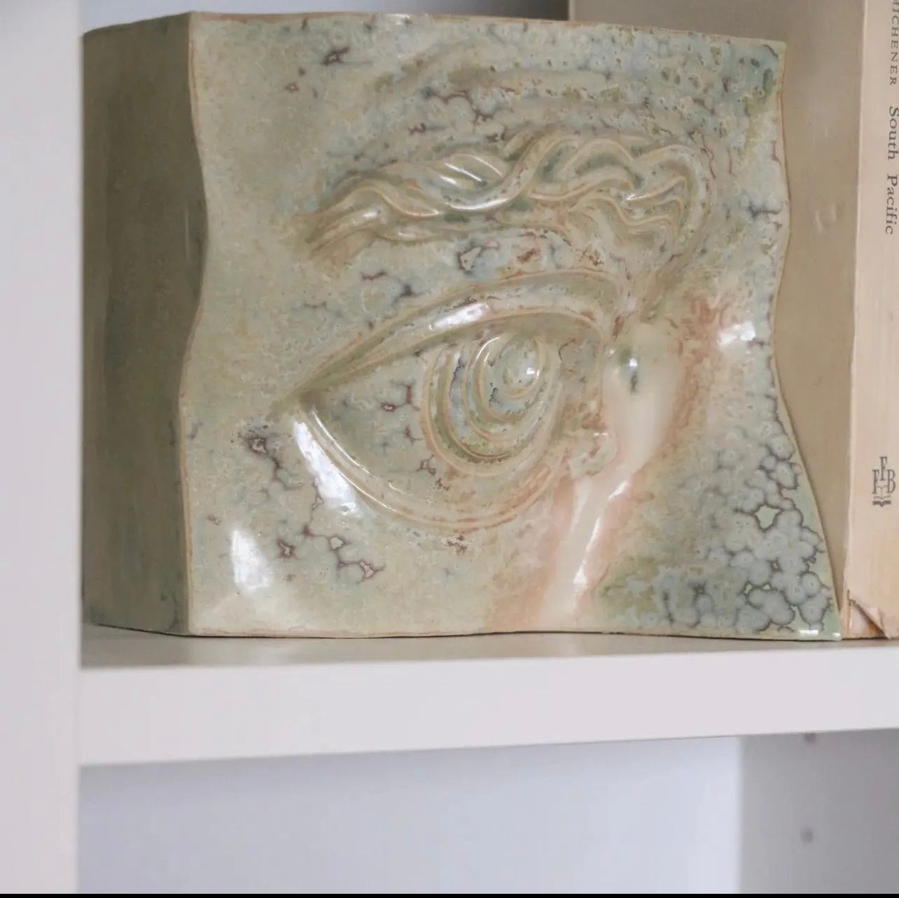 Jacob Laoru | Bookend Eye (Right): Firkantet højre bogstøtte øje i glaseret stentøjsler i CrystalGreen Studio Hafnia