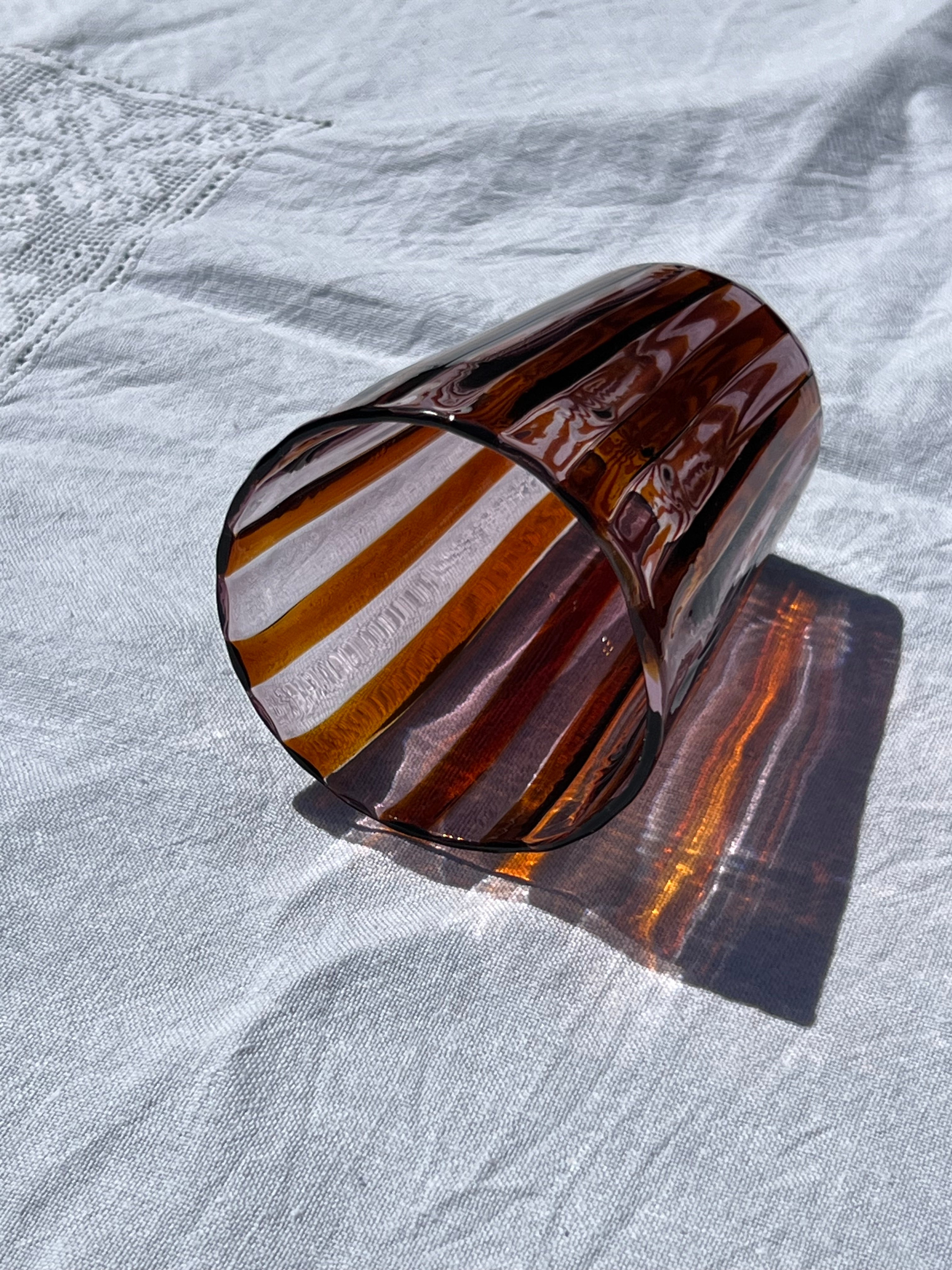 Håndblæst Murano Glas i Gio Ponti Stil med Karamelfarvede og Ametyst Striber Murano