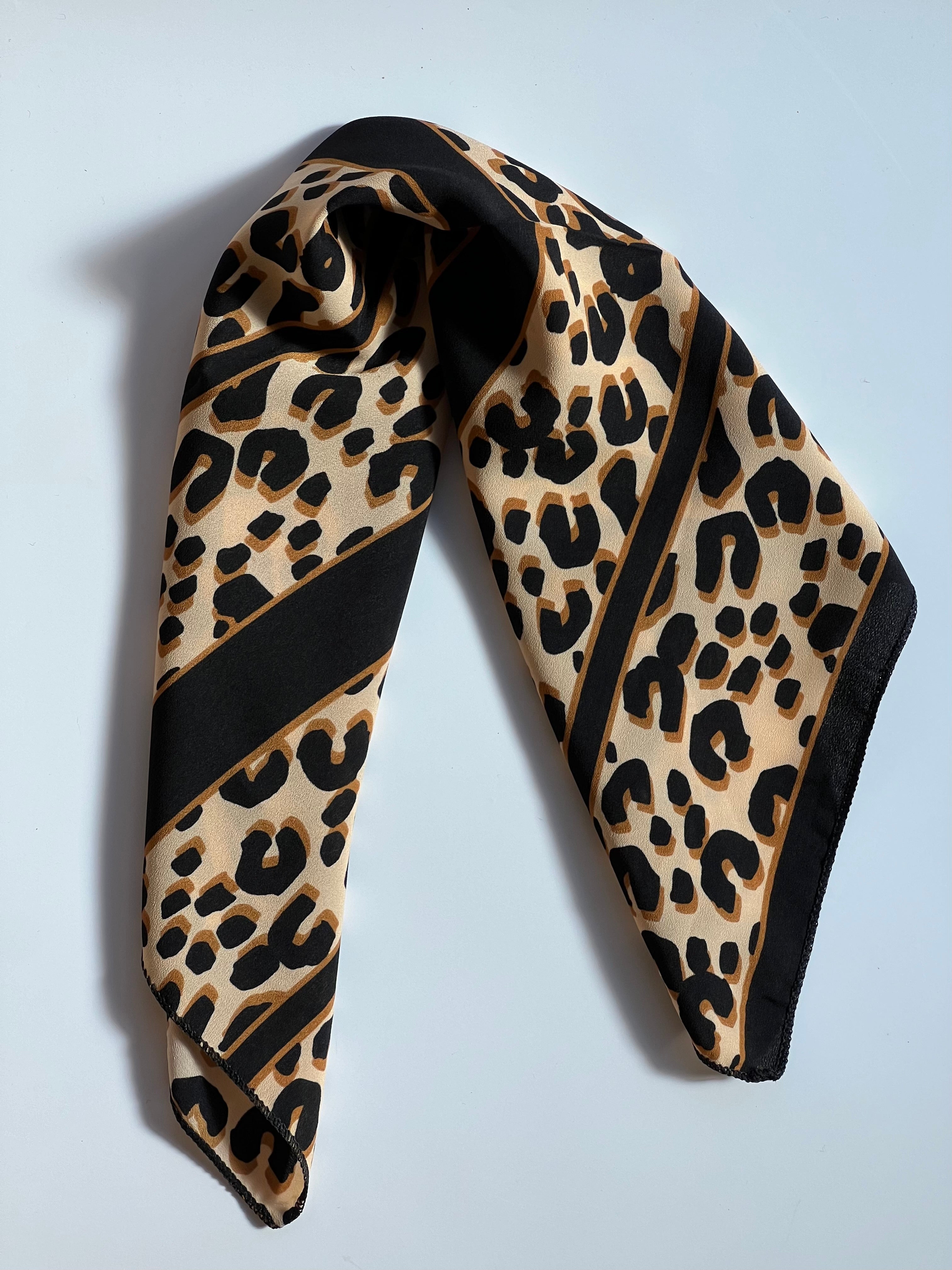 Tørklæde med Sort, Brunt og Beige Mønster | 45 x 50 cm Studio Hafnia