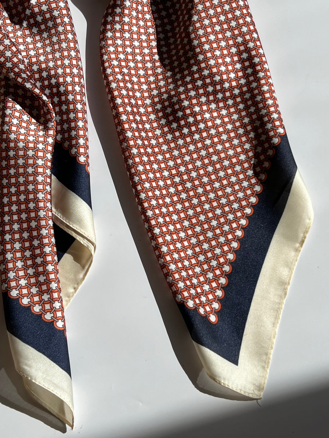 Tørklæde med Offwhite, Rødt og Mørkeblåt Mønster | 70 x 70 cm Studio Hafnia