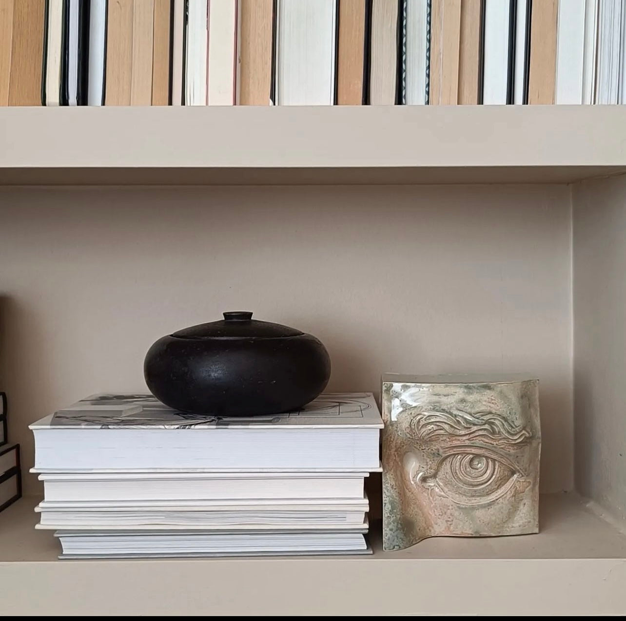 Jacob Laoru | Bookend Eye (Left): Firkantet venstre bogstøtte øje i glaseret stentøjsler i CrystalGreen Studio Hafnia