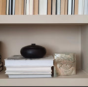 Jacob Laoru | Bookend Eye (Left): Firkantet venstre bogstøtte øje i glaseret stentøjsler i CrystalGreen Studio Hafnia