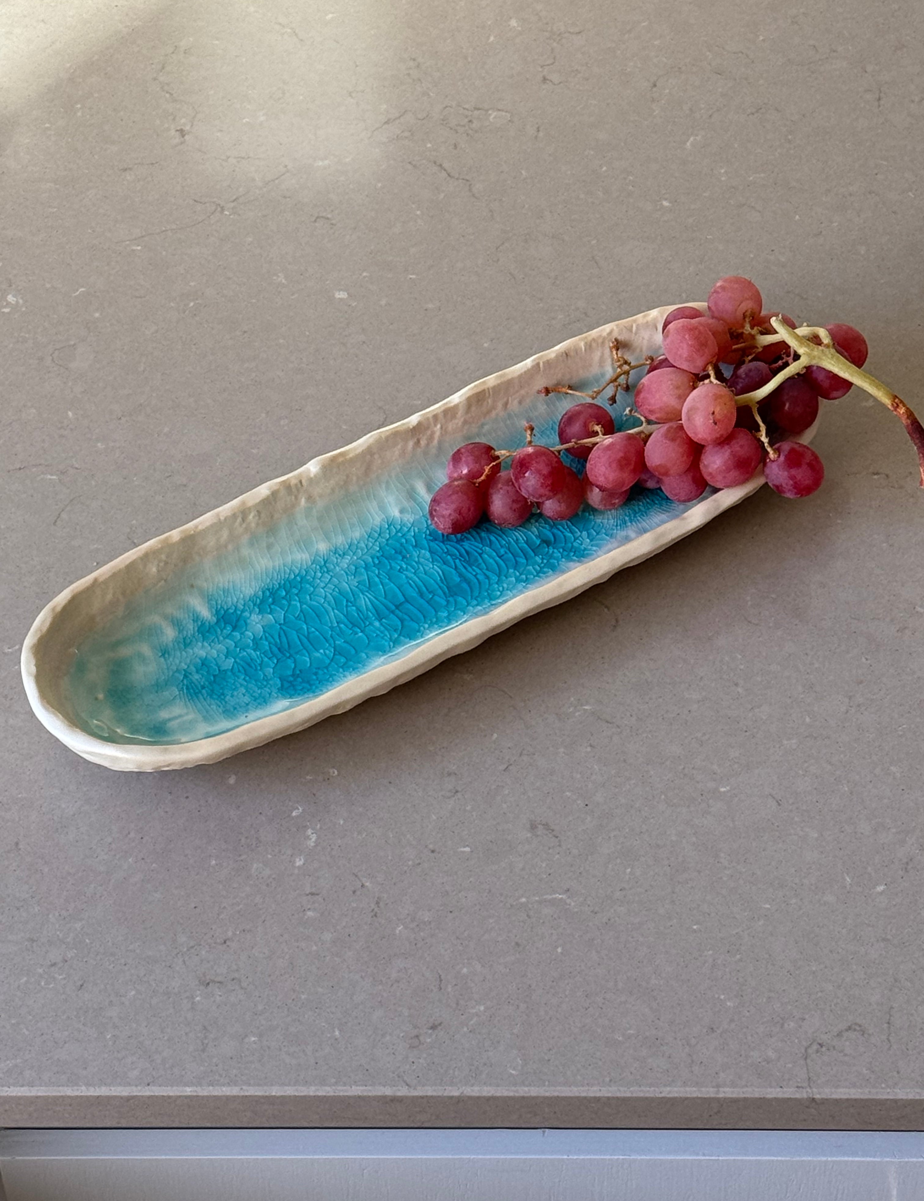 tallerken fra Japan i turkis og sand keramik Studio Hafnia