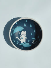 Blå japansk skål med hvid kat med paraply og regnvejr Studio Hafnia