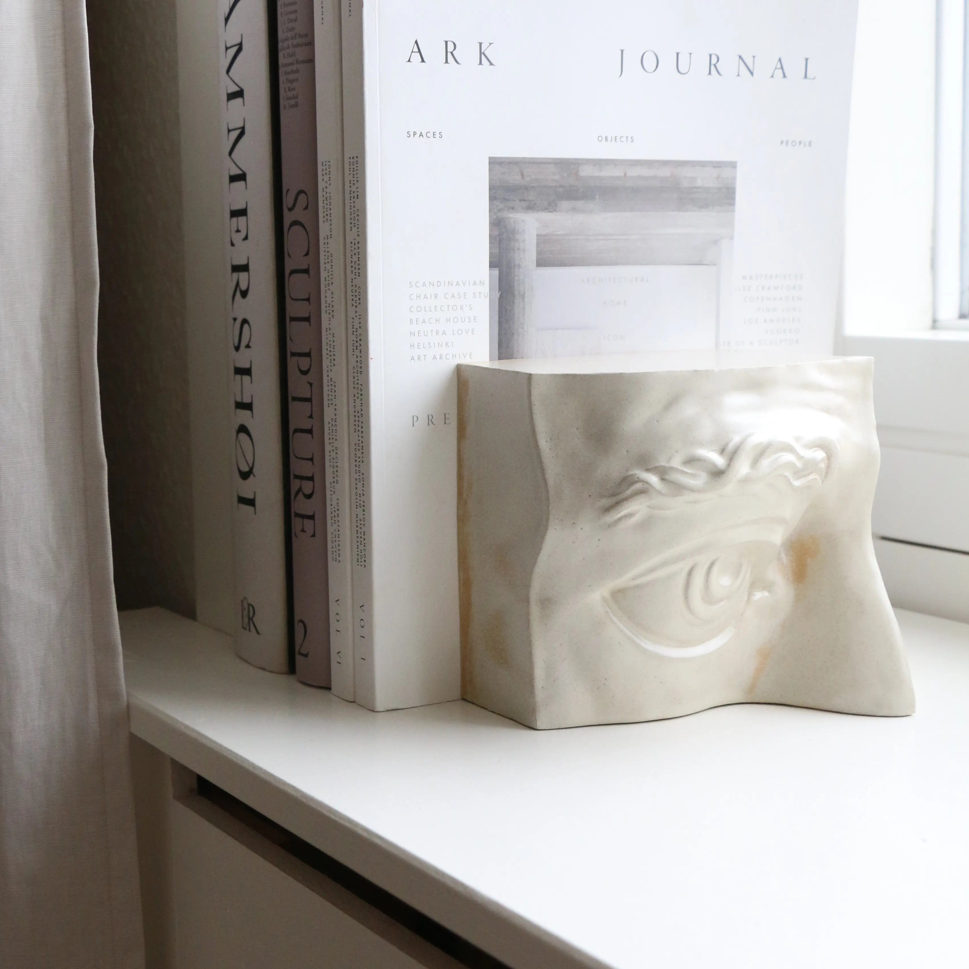 Bookend Eye (Right): Højre bogstøtte øje i AntiqueWhite stentøj Laoru Laoru