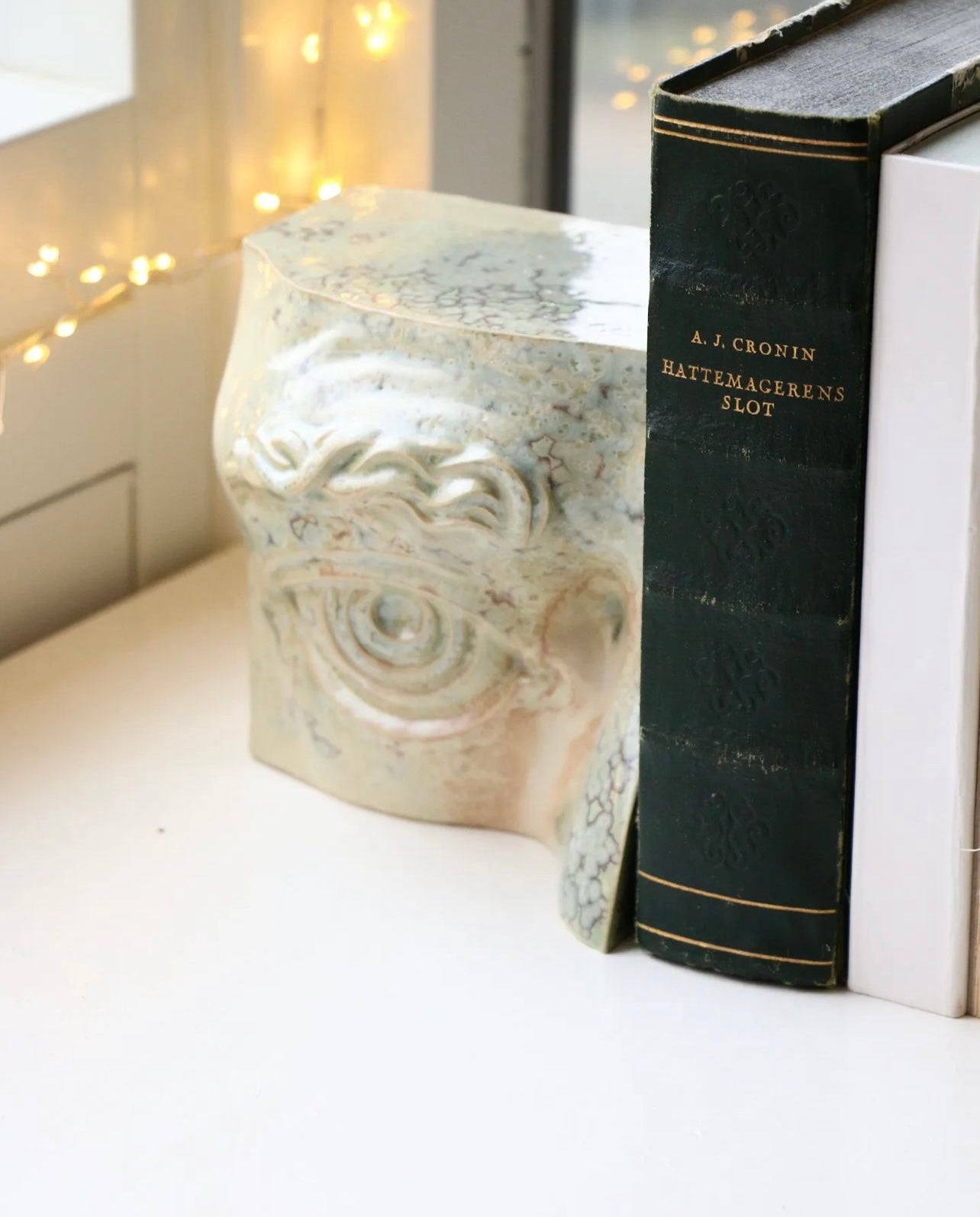 Jacob Laoru | Bookend Eye (Right): Firkantet højre bogstøtte øje i glaseret stentøjsler i CrystalGreen Studio Hafnia
