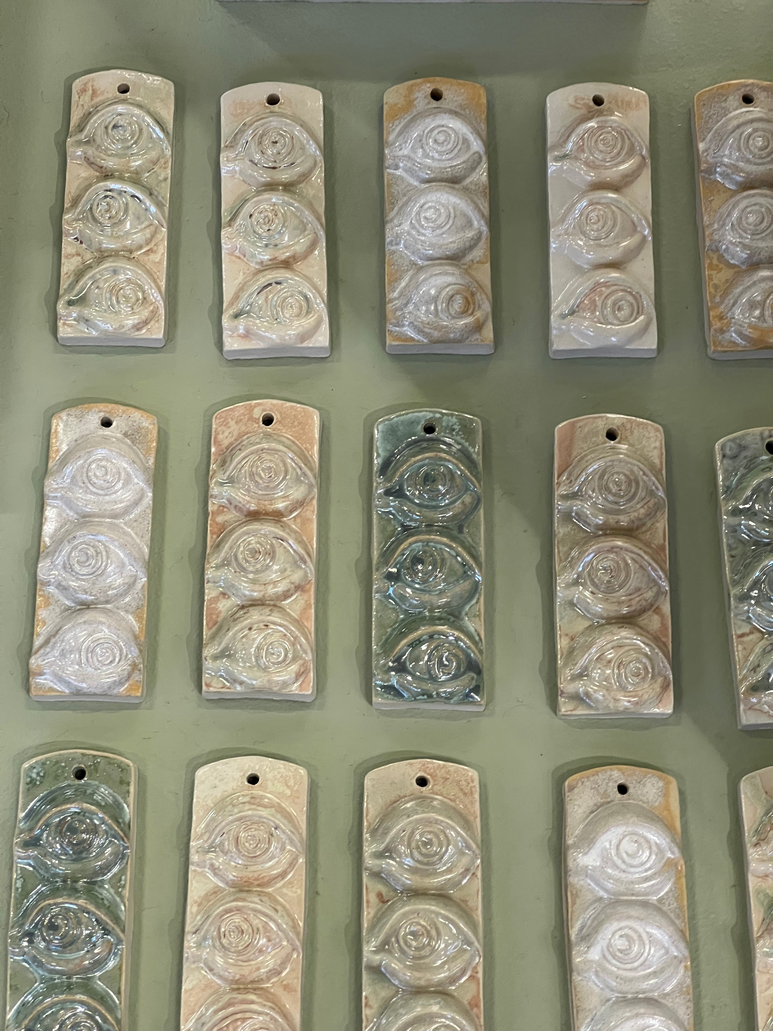 Jacob Laoru | Third Eye: Skulptur med 3 øjne i glaseret stentøjsler i AntiqueWhite til væggen Studio Hafnia