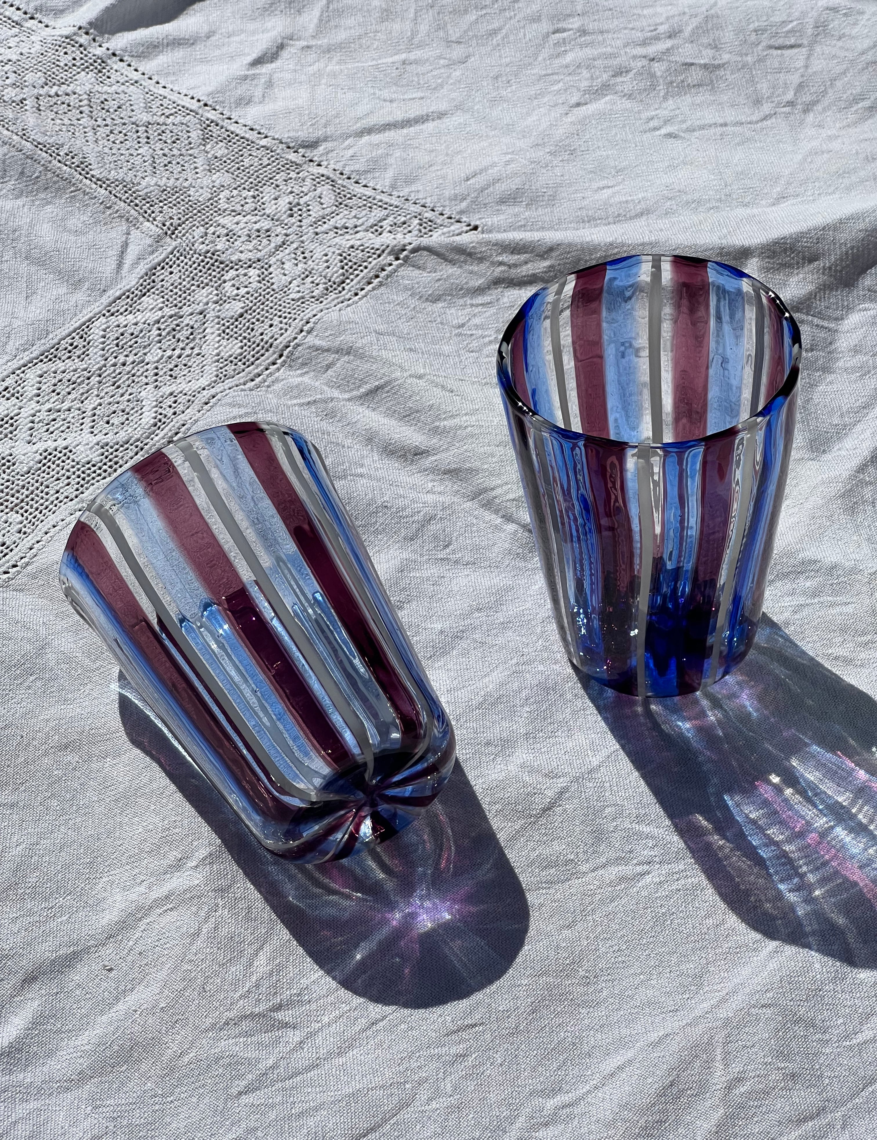 Håndblæst Murano Glas med Blå, Ametyst og Hvide Striber Murano