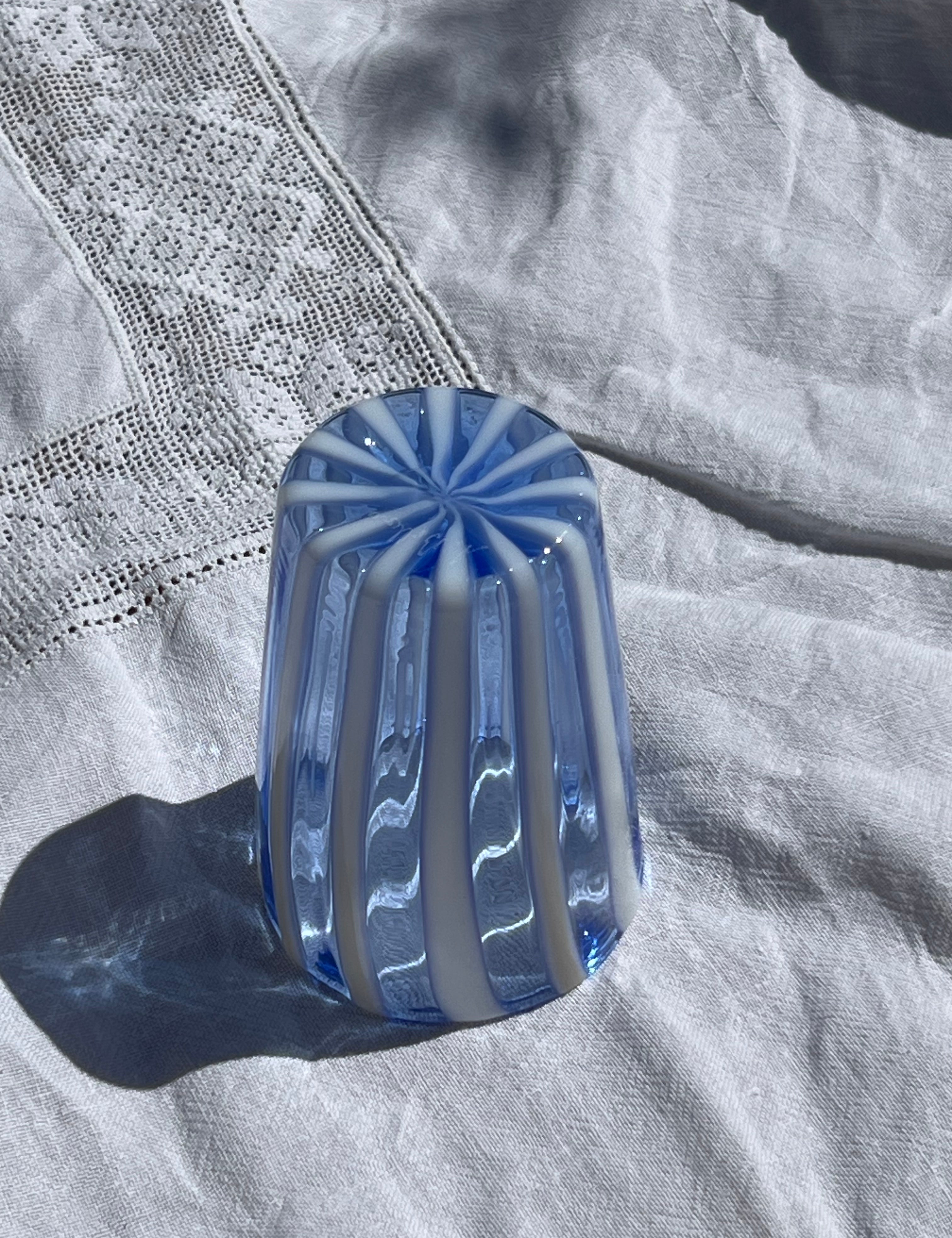 Håndblæst Murano Glas med Lyseblå og Hvide Striber Murano