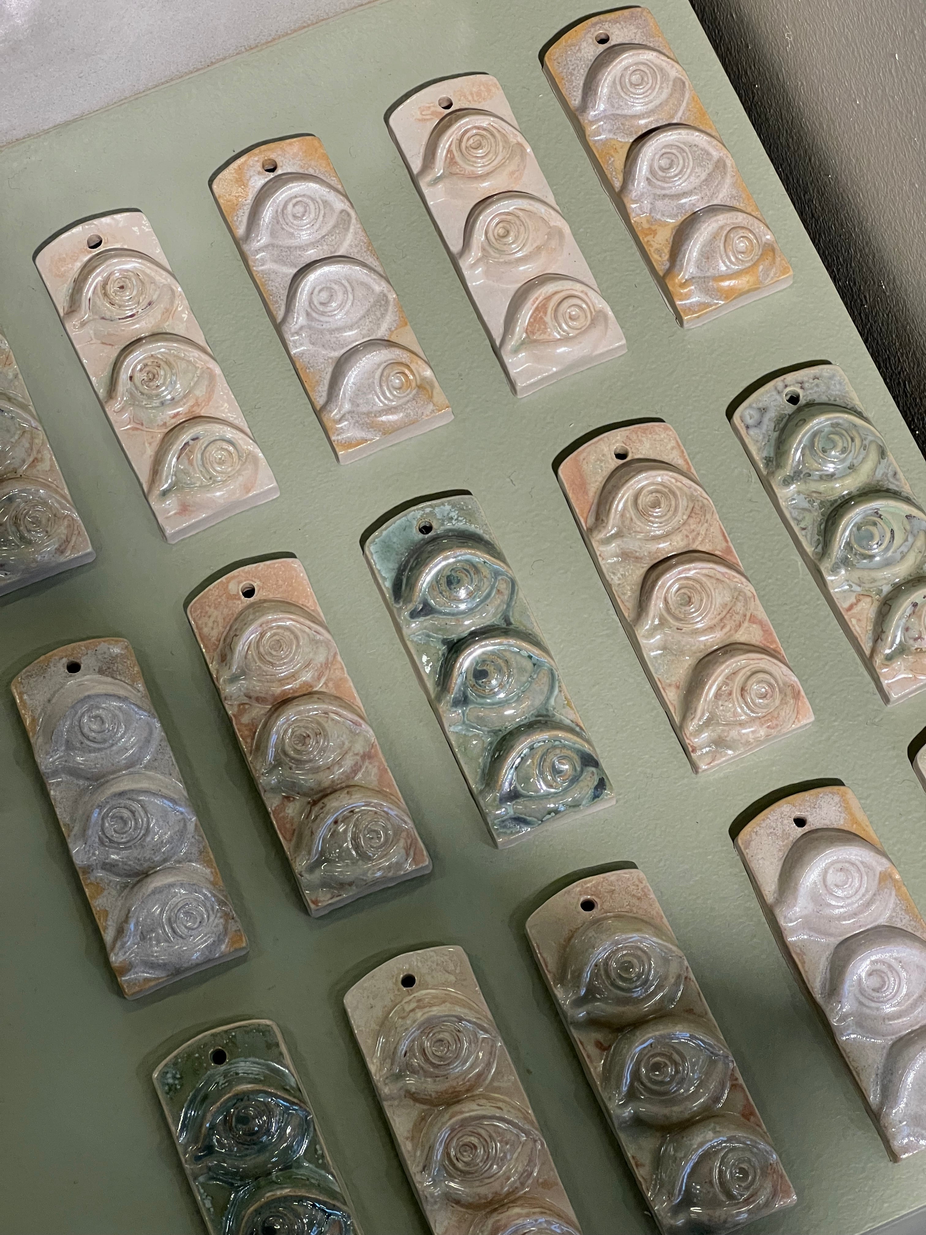 Jacob Laoru | Third Eye: Skulptur med 3 øjne i glaseret stentøjsler i AntiqueWhite til væggen Studio Hafnia