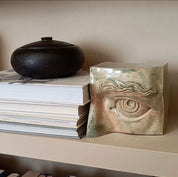 Jacob Laoru | Bookend Eye (Left): Firkantet venstre bogstøtte øje i glaseret stentøjsler i CrystalGreen Studio Hafnia