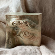 Jacob Laoru | Bookend Eye (Left): Firkantet venstre bogstøtte øje i glaseret stentøjsler i CrystalGreen Studio Hafnia