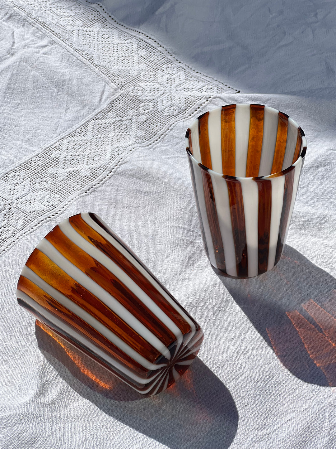 Håndblæst Murano Glas i Gio Ponti Stil med Saltkaramel og hvide Striber Murano