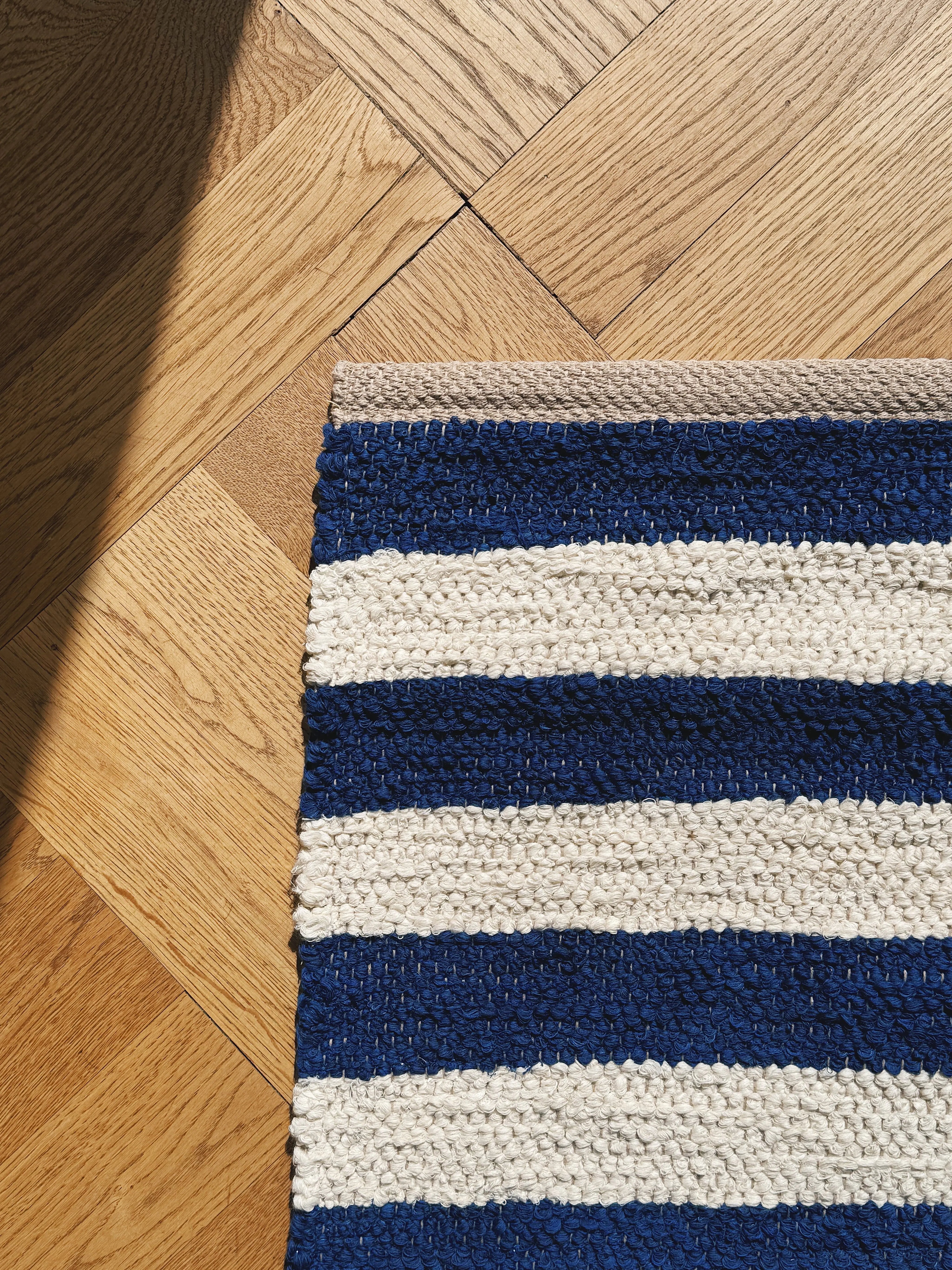 Gulvtæppe i Bomuld fra Casa Cubista – Marineblå & Naturstribet | 70 x 140 cm Casa Cubista