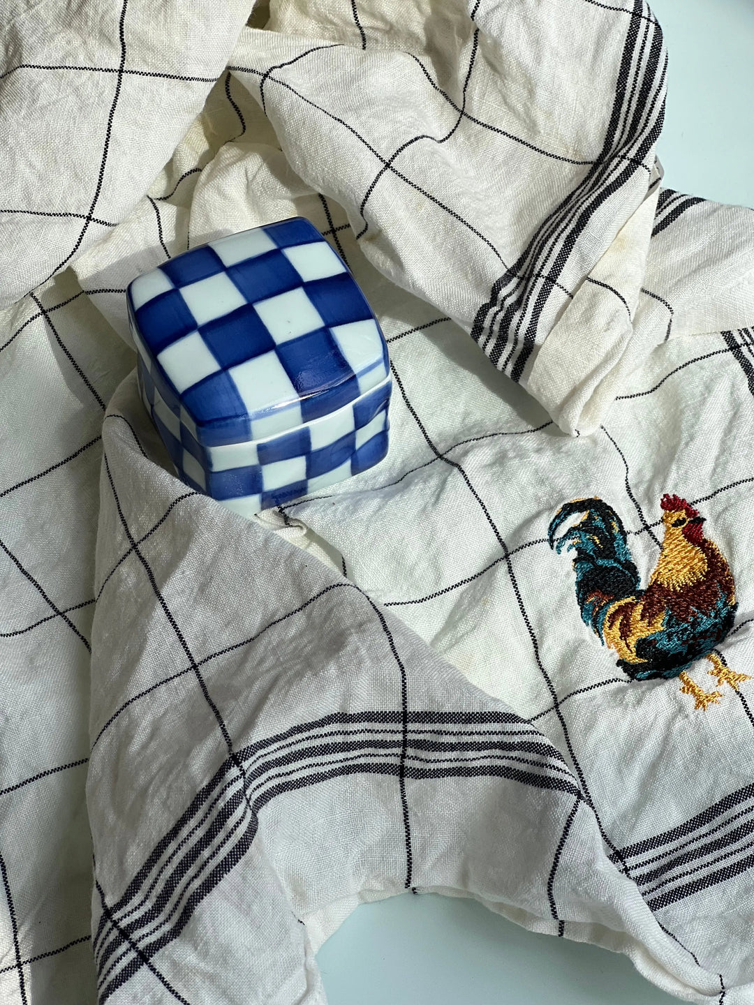 Håndlavet Bonbonniere (Lågkrukke) i keramik med blå og hvide tern Studio Hafnia