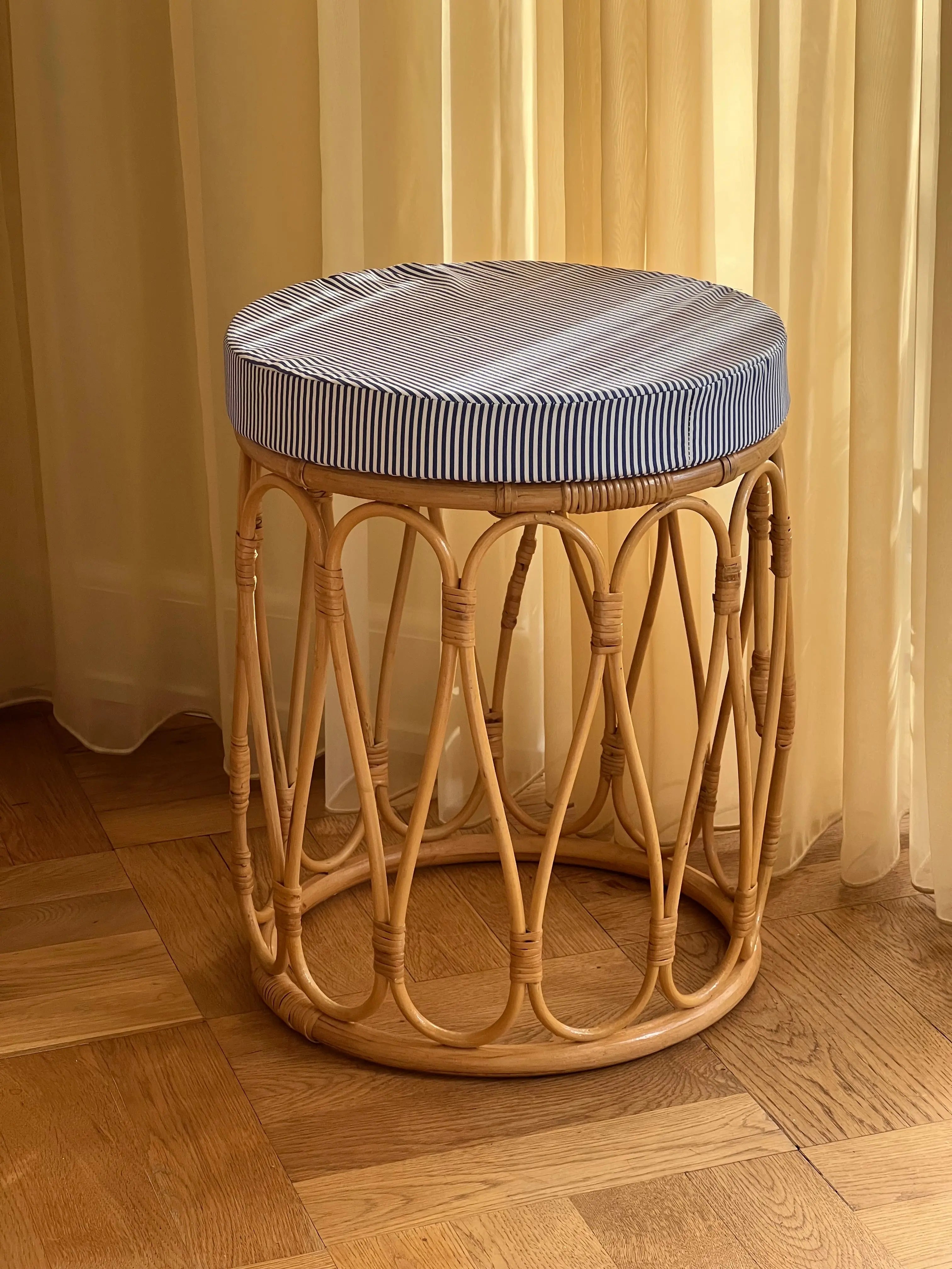 Håndlavet taburet i rattan med pude i blå/hvid stribet stof Studio Hafnia