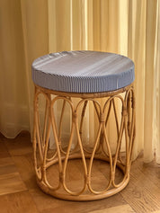 Håndlavet taburet i rattan med pude i blå/hvid stribet stof Studio Hafnia