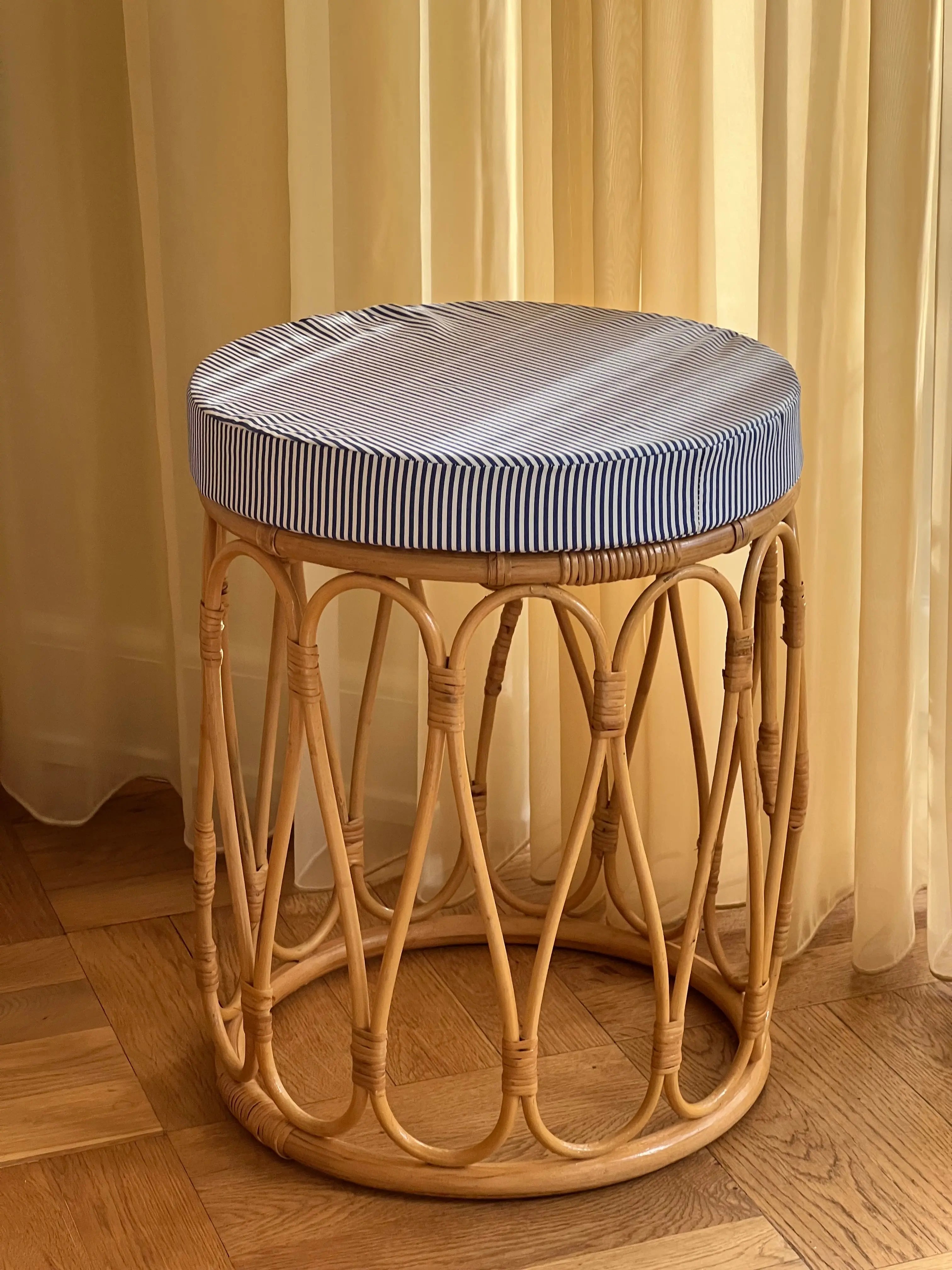 Håndlavet taburet i rattan med pude i blå/hvid stribet stof Studio Hafnia
