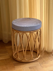 Håndlavet taburet i rattan med pude i blå/hvid stribet stof Studio Hafnia