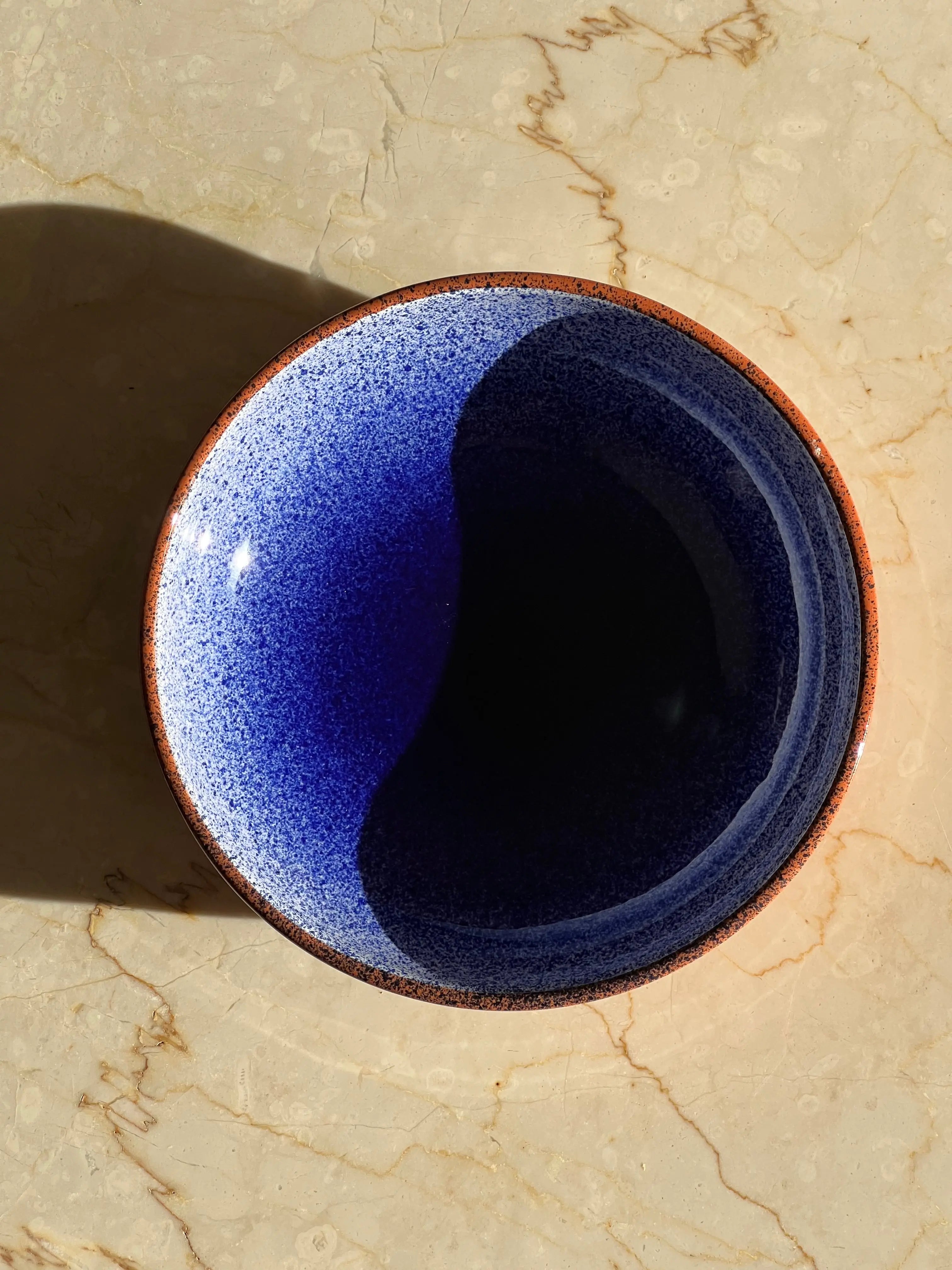 Håndlavet terracotta fad med blå og hvid splash/spray | Lille Casa Cubista