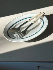 Hvidt serveringsfad med grønne striber i keramik fra Japan | 29 cm Studio Hafnia