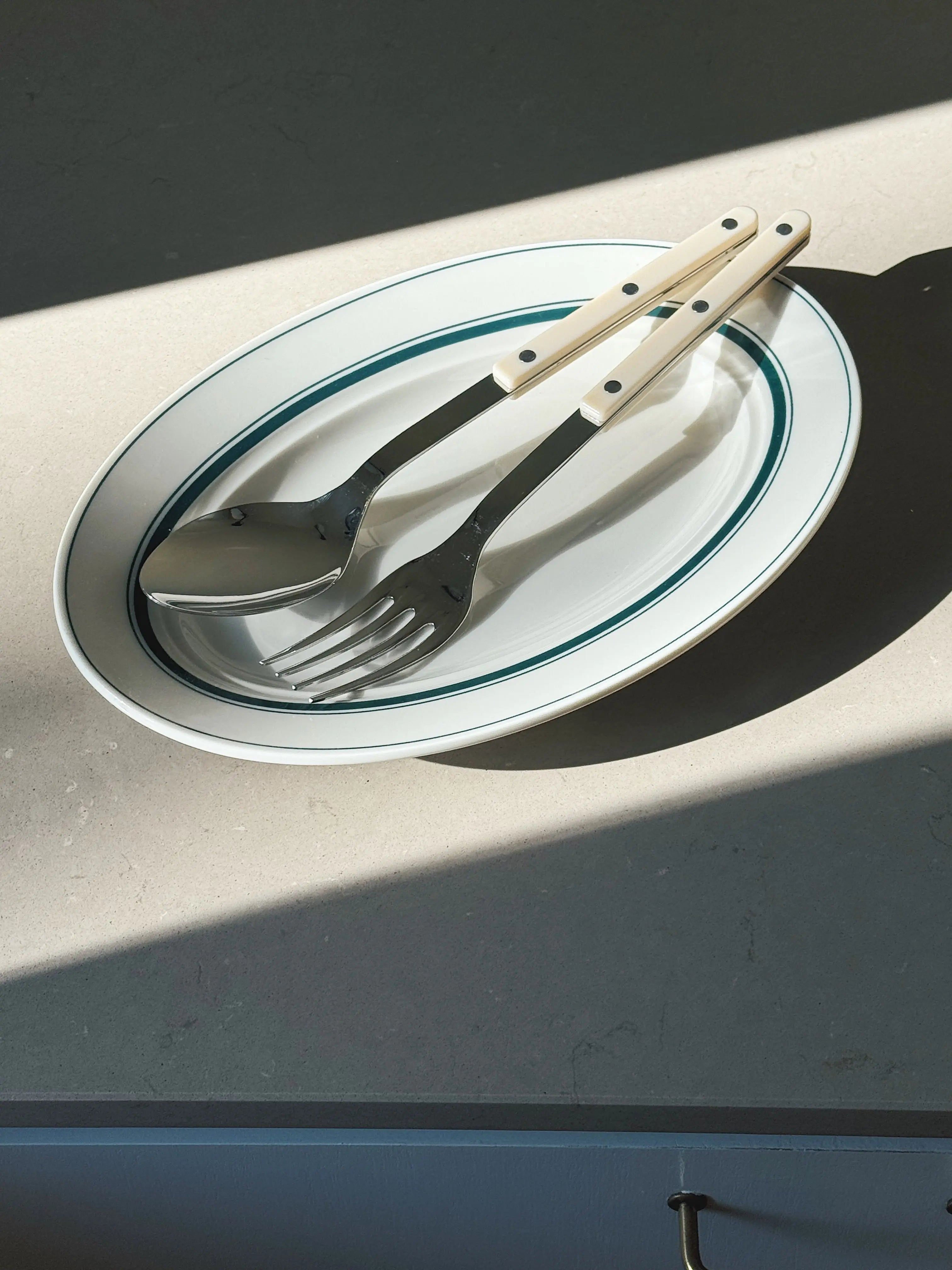 Hvidt serveringsfad med grønne striber i keramik fra Japan | 29 cm Studio Hafnia