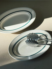 Hvidt serveringsfad med grønne striber i keramik fra Japan | 29 cm Studio Hafnia