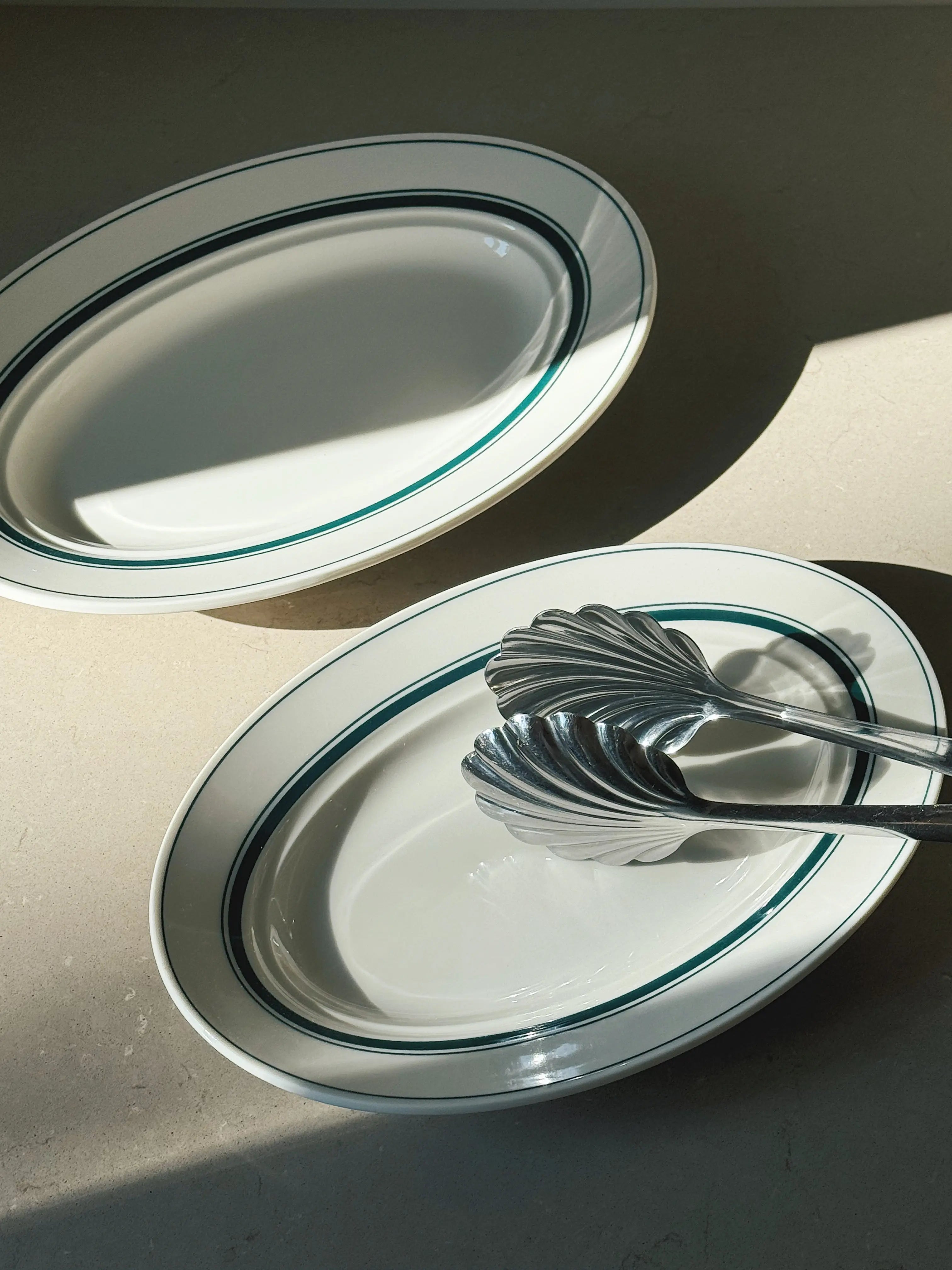 Hvidt serveringsfad med grønne striber i keramik fra Japan | 29 cm Studio Hafnia