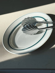 Hvidt serveringsfad med grønne striber i keramik fra Japan | 29 cm Studio Hafnia