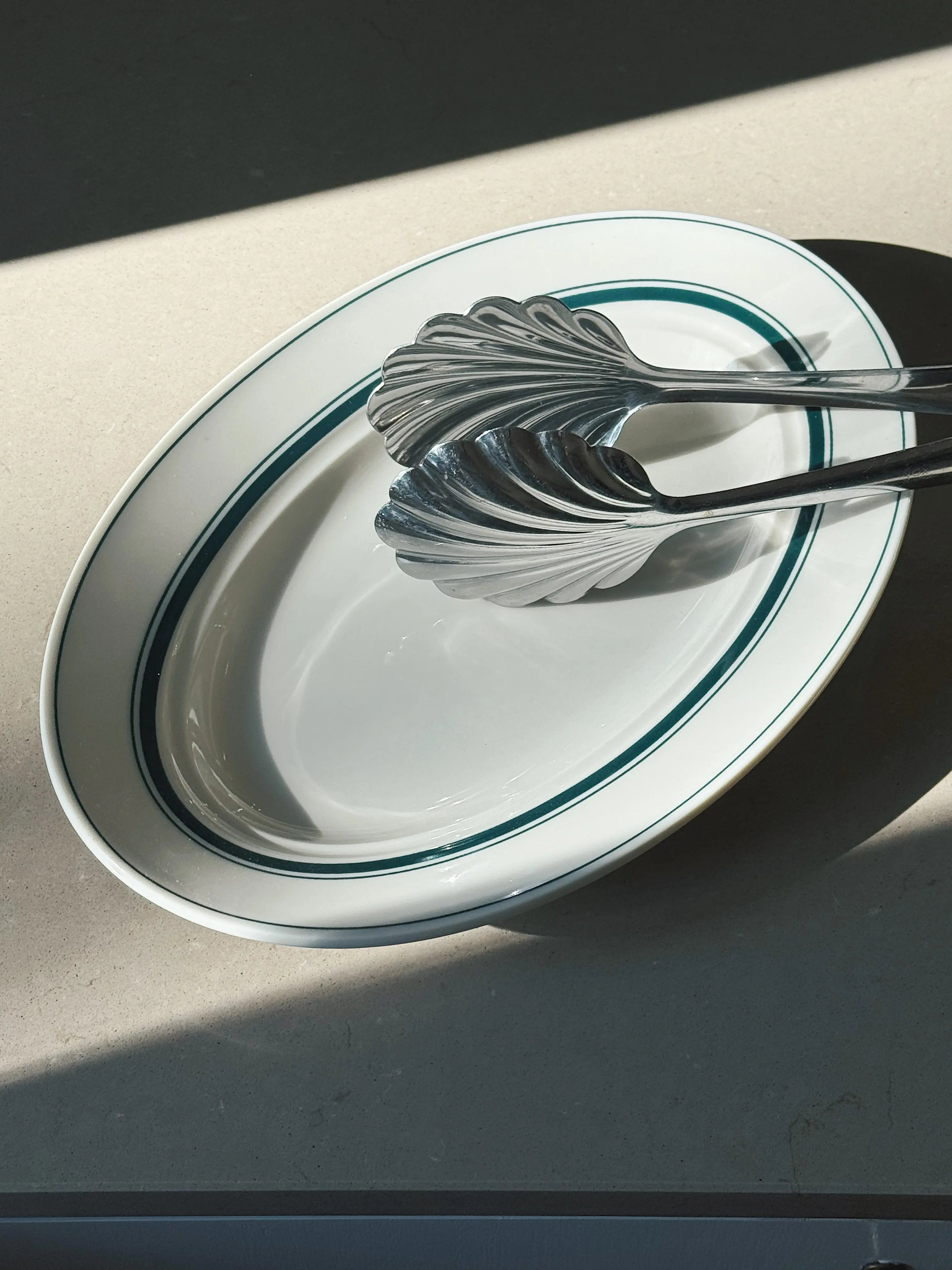 Hvidt serveringsfad med grønne striber i keramik fra Japan | 29 cm Studio Hafnia