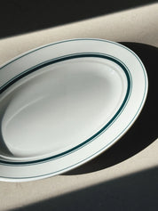 Hvidt serveringsfad med grønne striber i keramik fra Japan | 29 cm Studio Hafnia