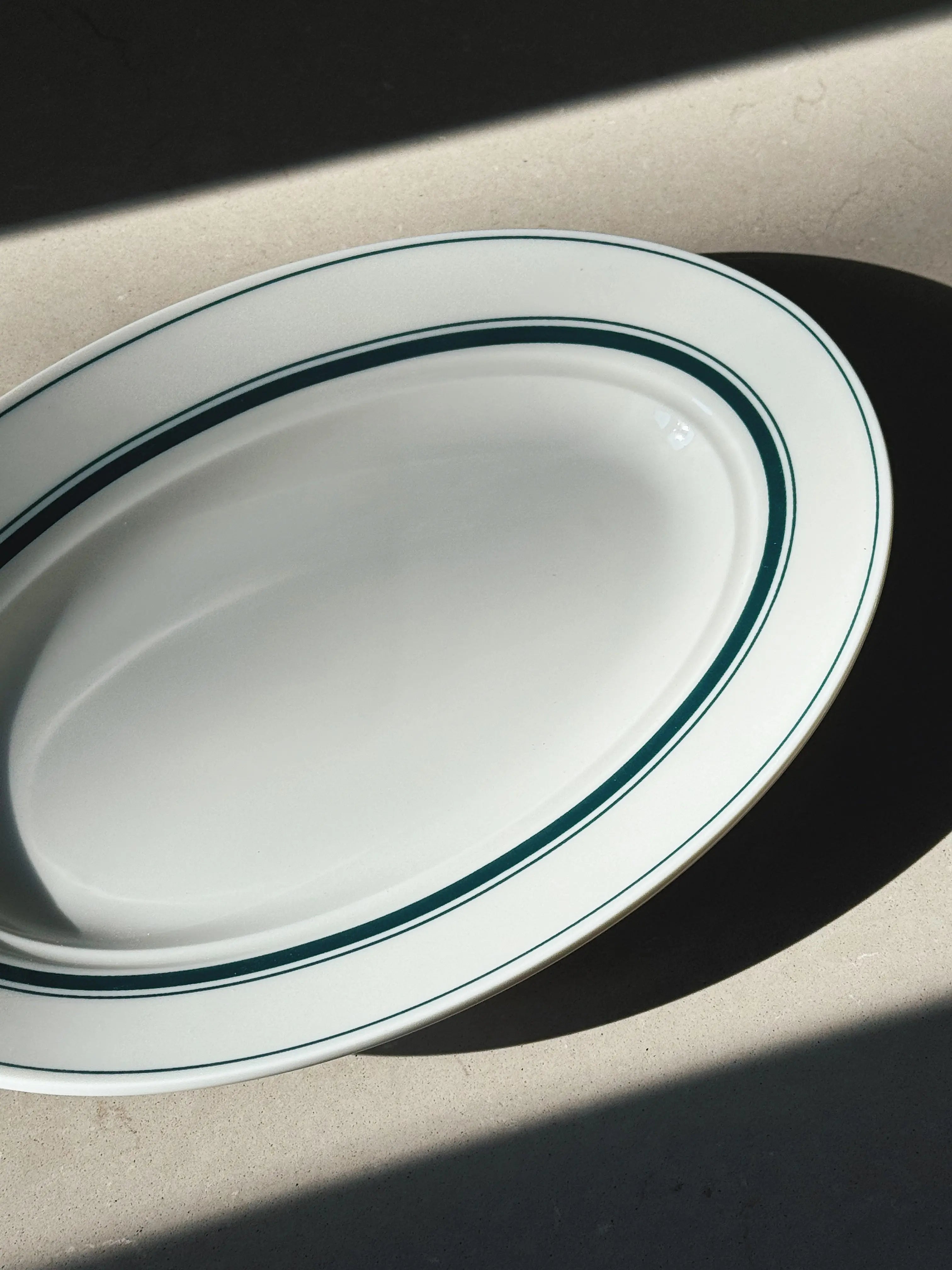 Hvidt serveringsfad med grønne striber i keramik fra Japan | 29 cm Studio Hafnia