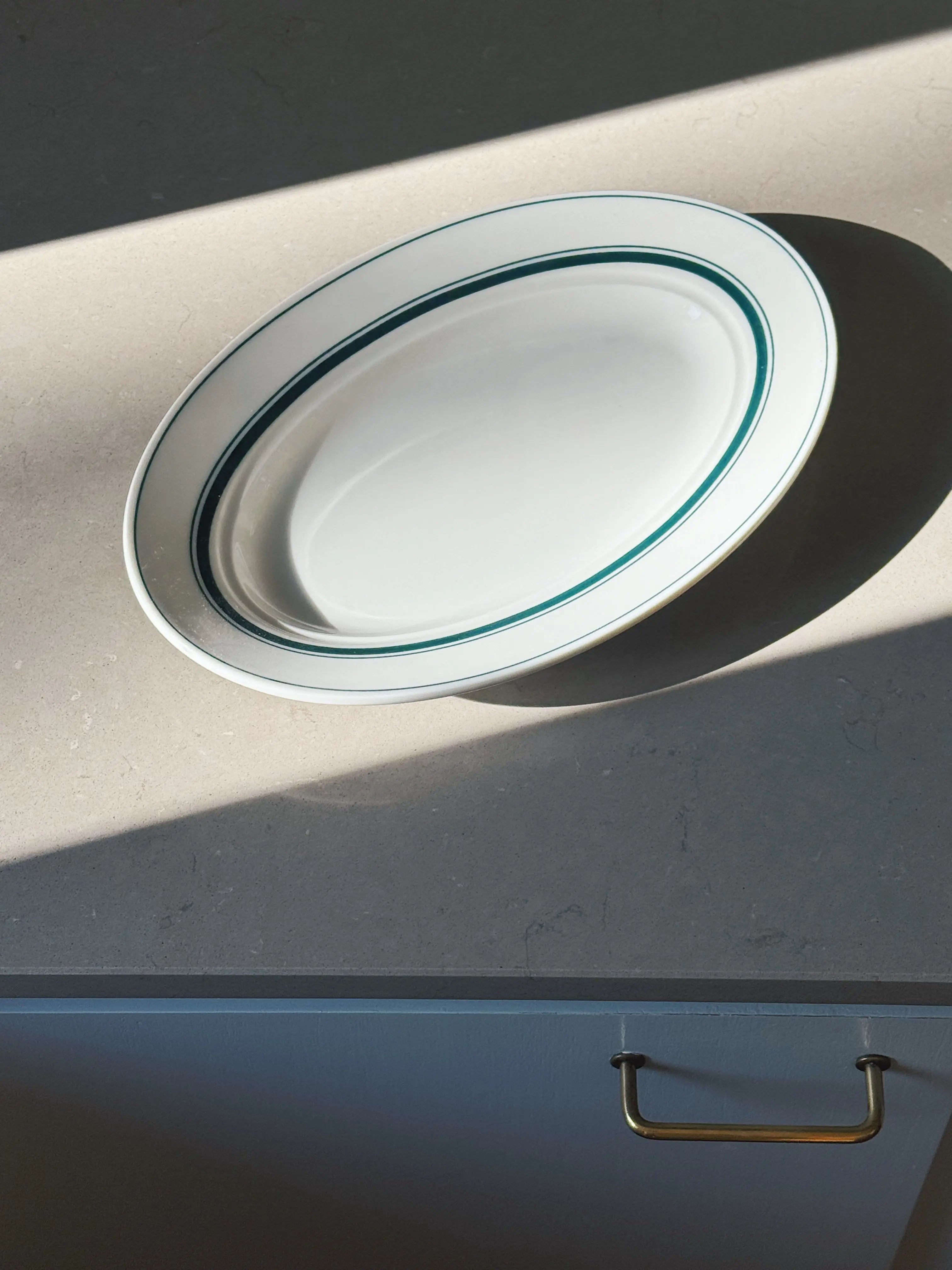 Hvidt serveringsfad med grønne striber i keramik fra Japan | 29 cm Studio Hafnia