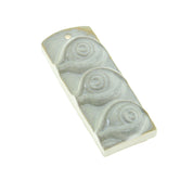 Jacob Larou | Third Eye: Skulptur med 3 øjne i glaseret stentøjsler i AntiqueWhite til væggen Studio Hafnia