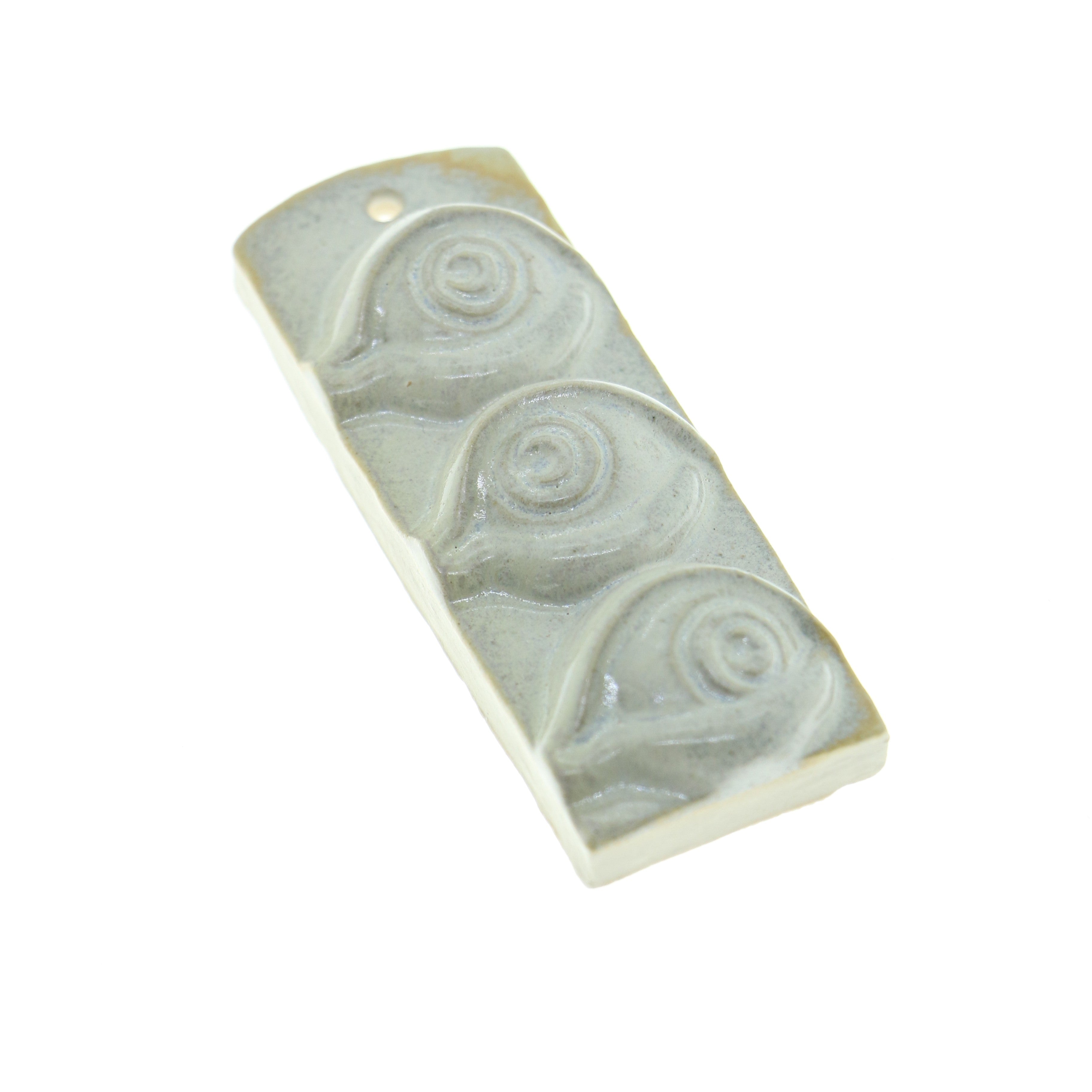 Jacob Larou | Third Eye: Skulptur med 3 øjne i glaseret stentøjsler i AntiqueWhite til væggen Studio Hafnia