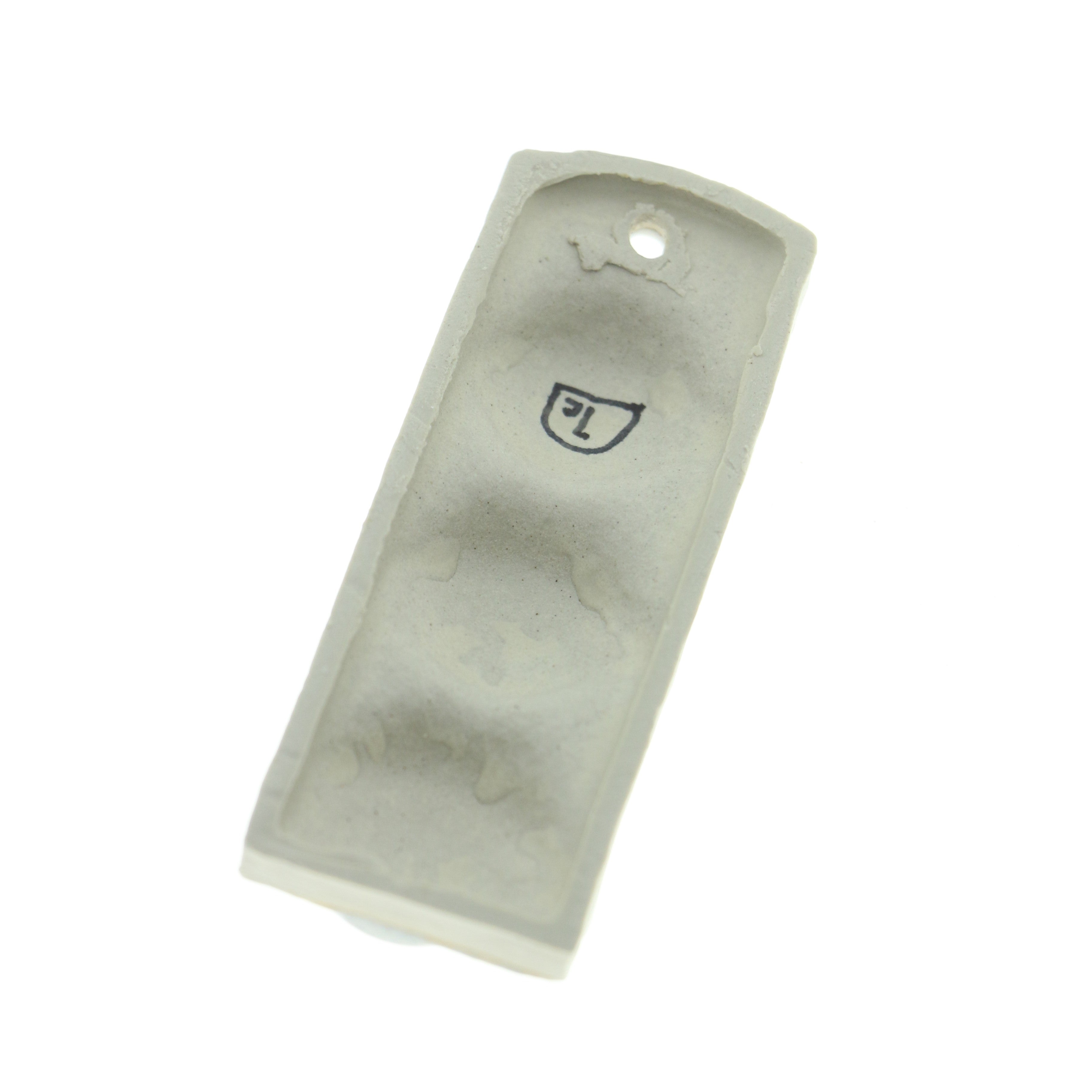 Jacob Larou | Third Eye: Skulptur med 3 øjne i glaseret stentøjsler i AntiqueWhite til væggen Studio Hafnia