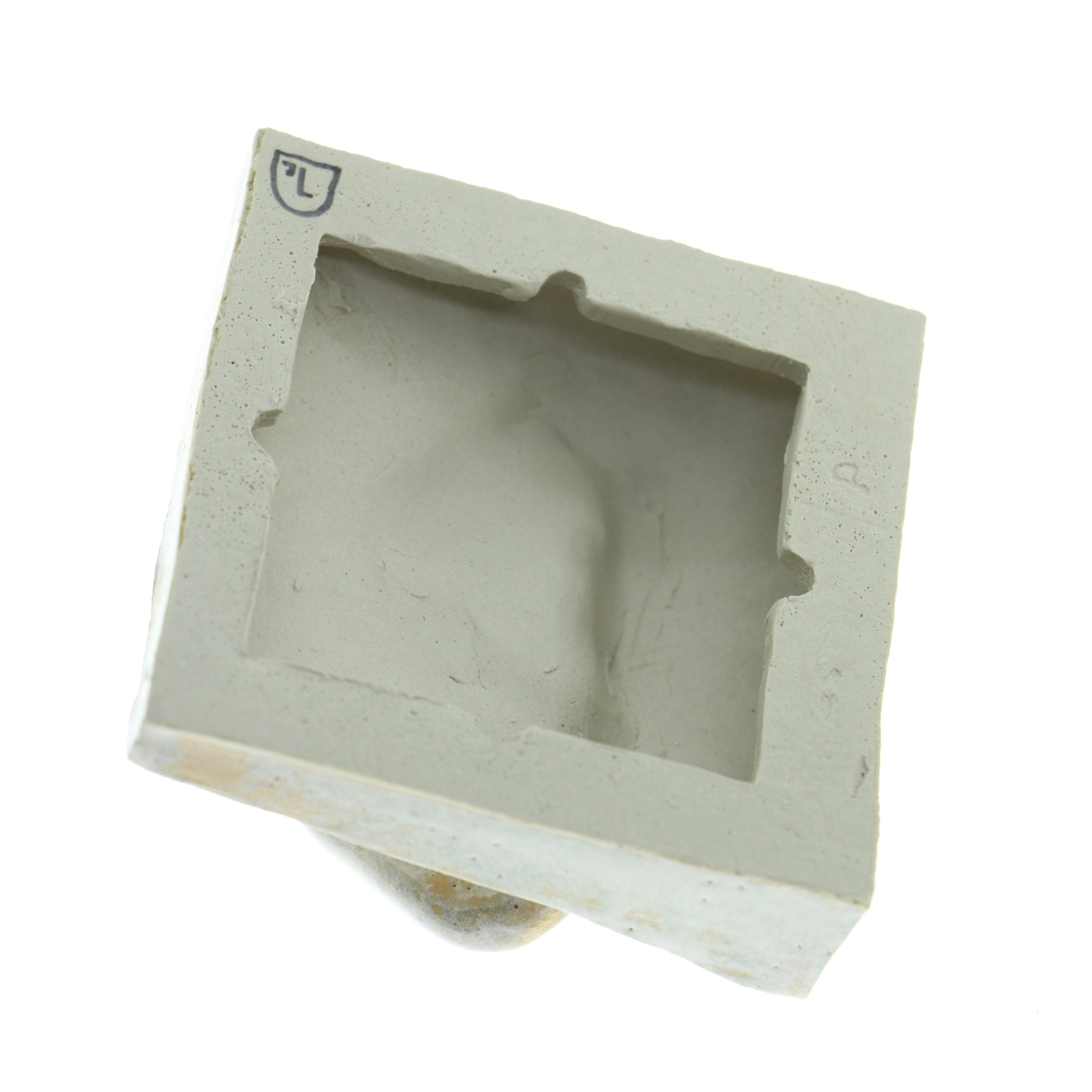 Jacob Laoru | Square Ear (Left): Firkantet øre i glaseret stentøjsler i AntiqueWhite til væggen Studio Hafnia